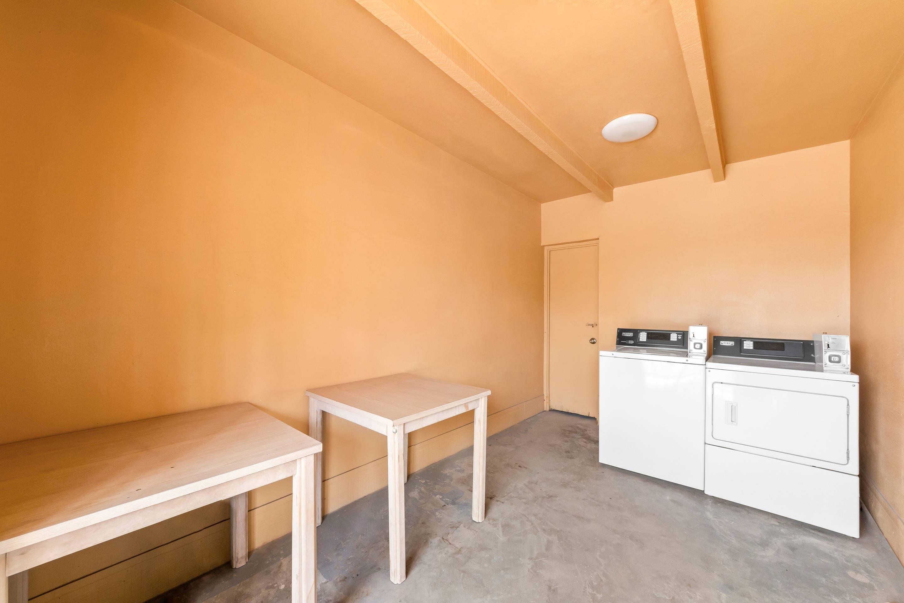 Guest laundry facilities | Econo Lodge Del Rio