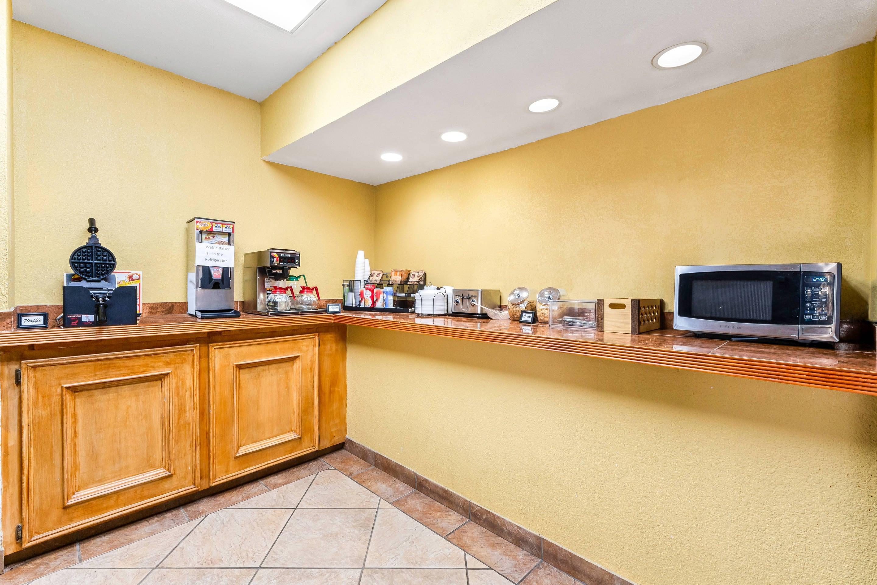 Breakfast area | Econo Lodge Del Rio