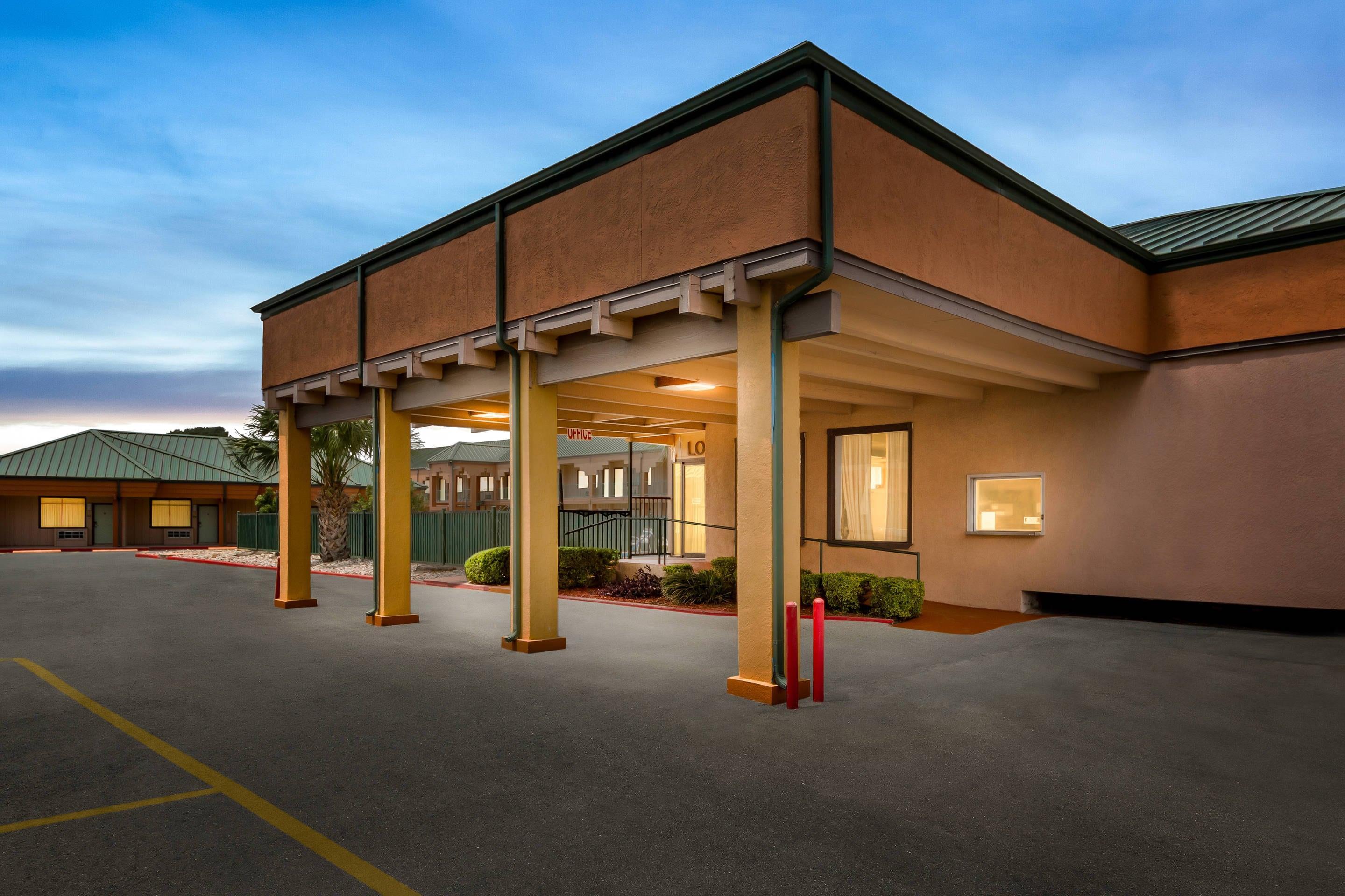 Twilight | Econo Lodge Del Rio