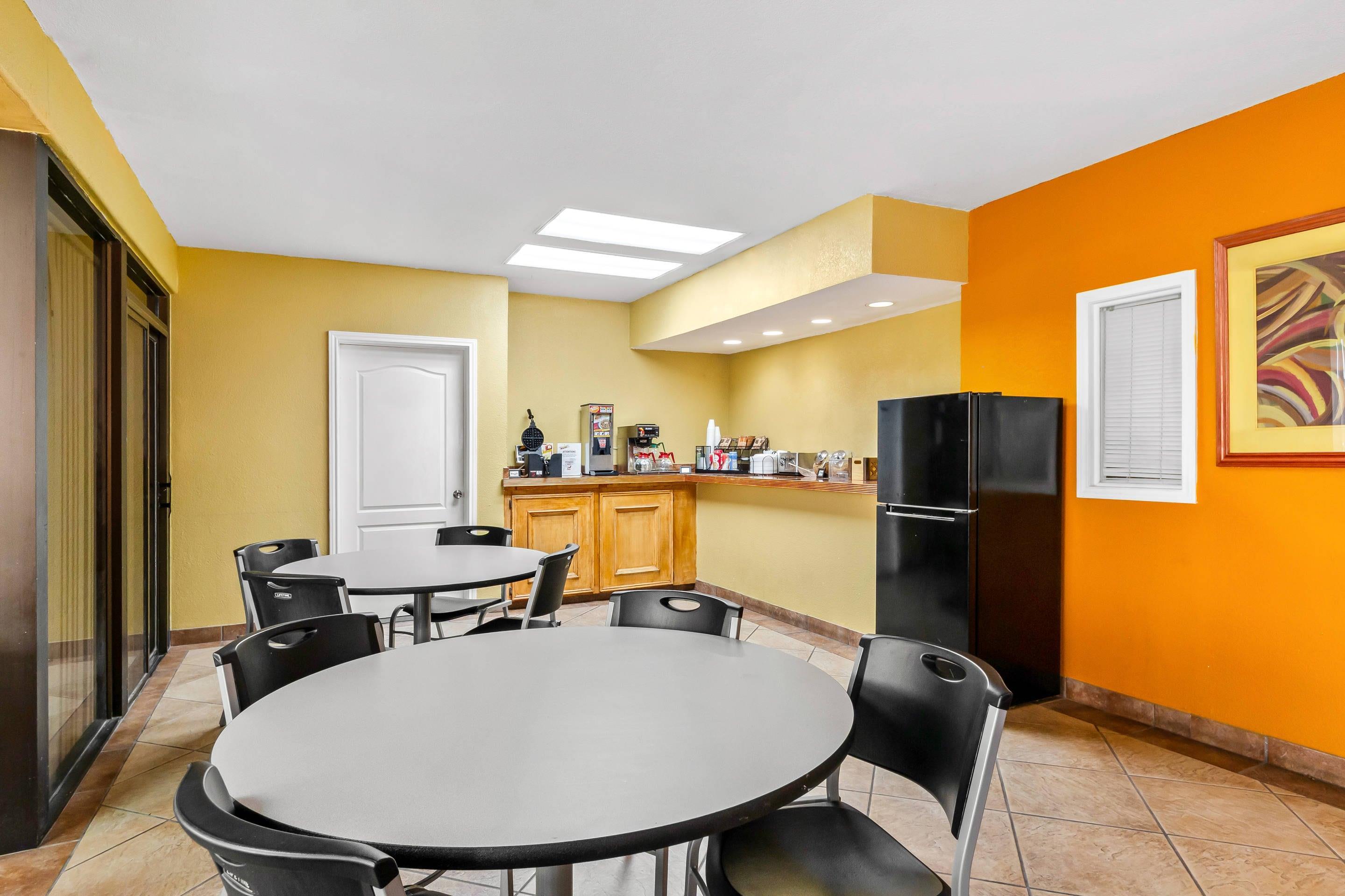 Breakfast area | Econo Lodge Del Rio