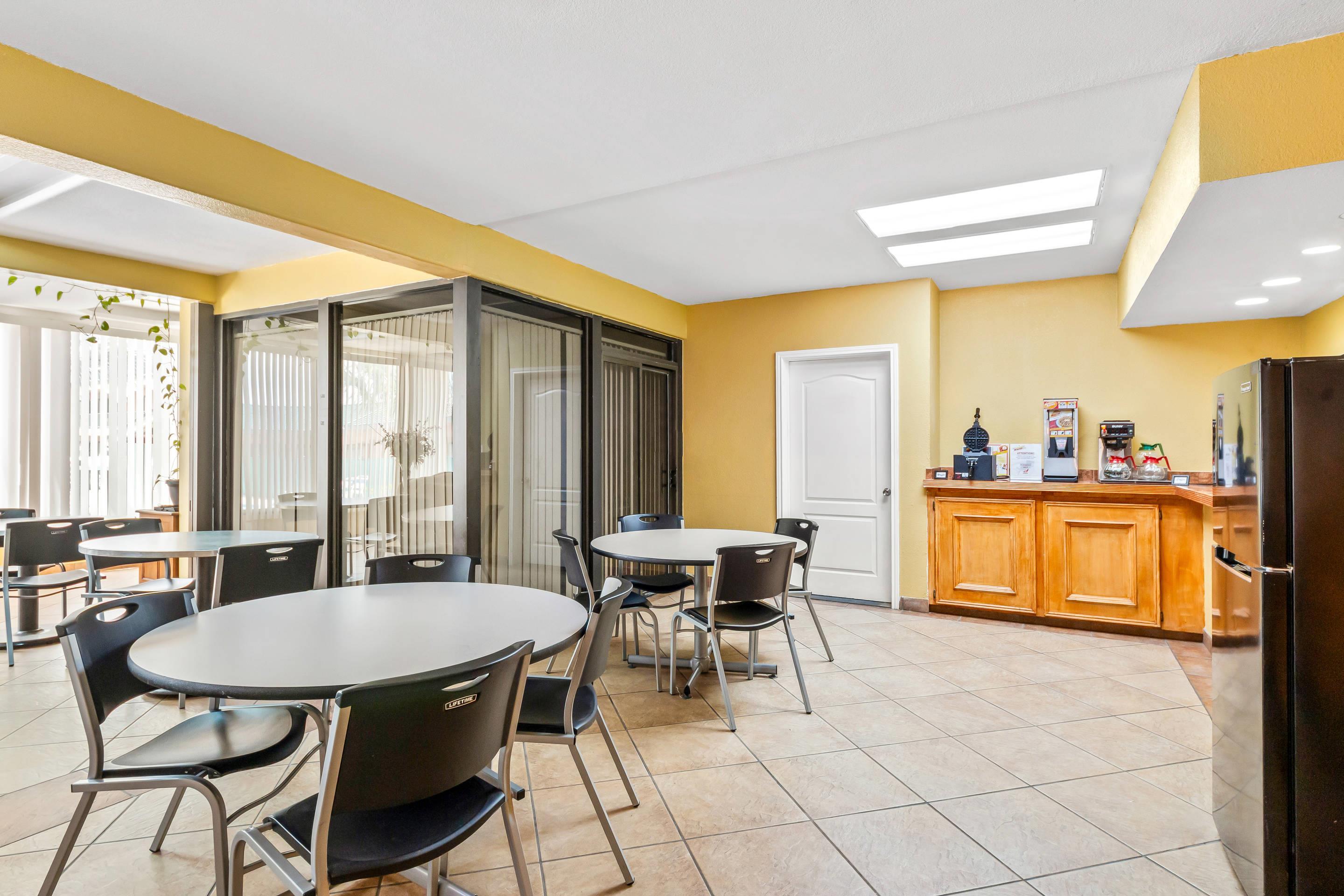 Breakfast area | Econo Lodge Del Rio