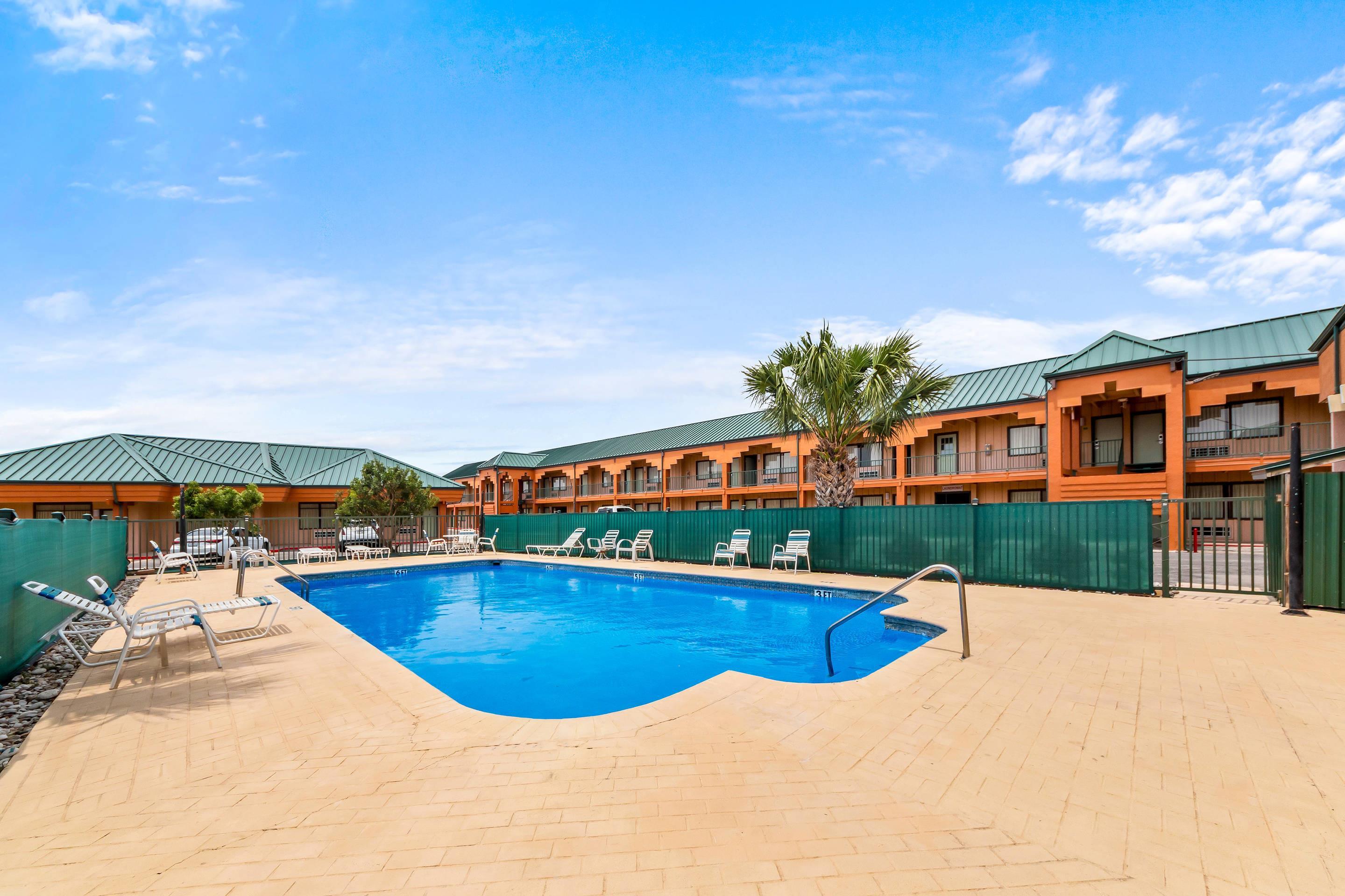 Relax by the pool | Econo Lodge Del Rio