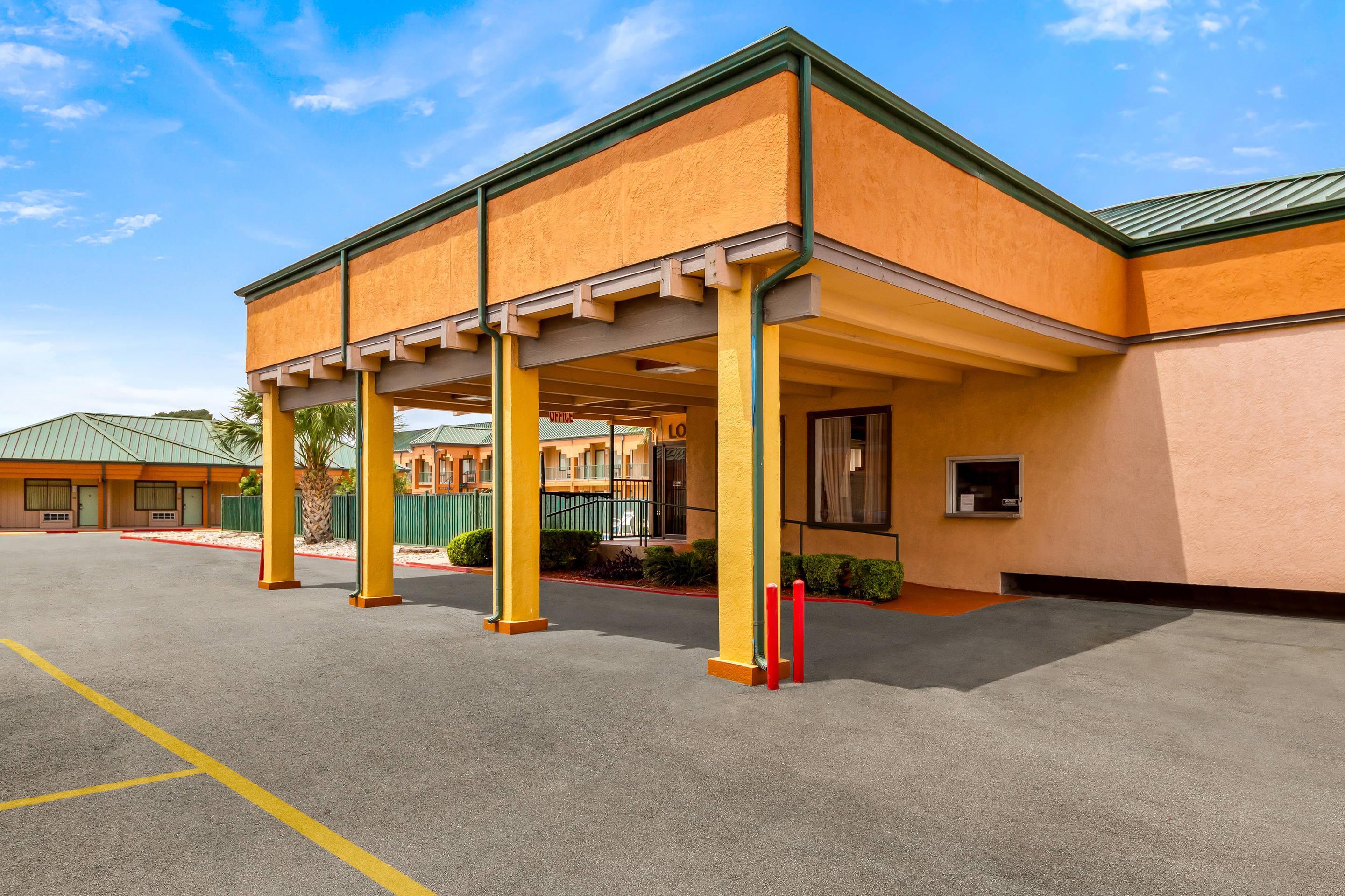 Hotel exterior | Econo Lodge Del Rio