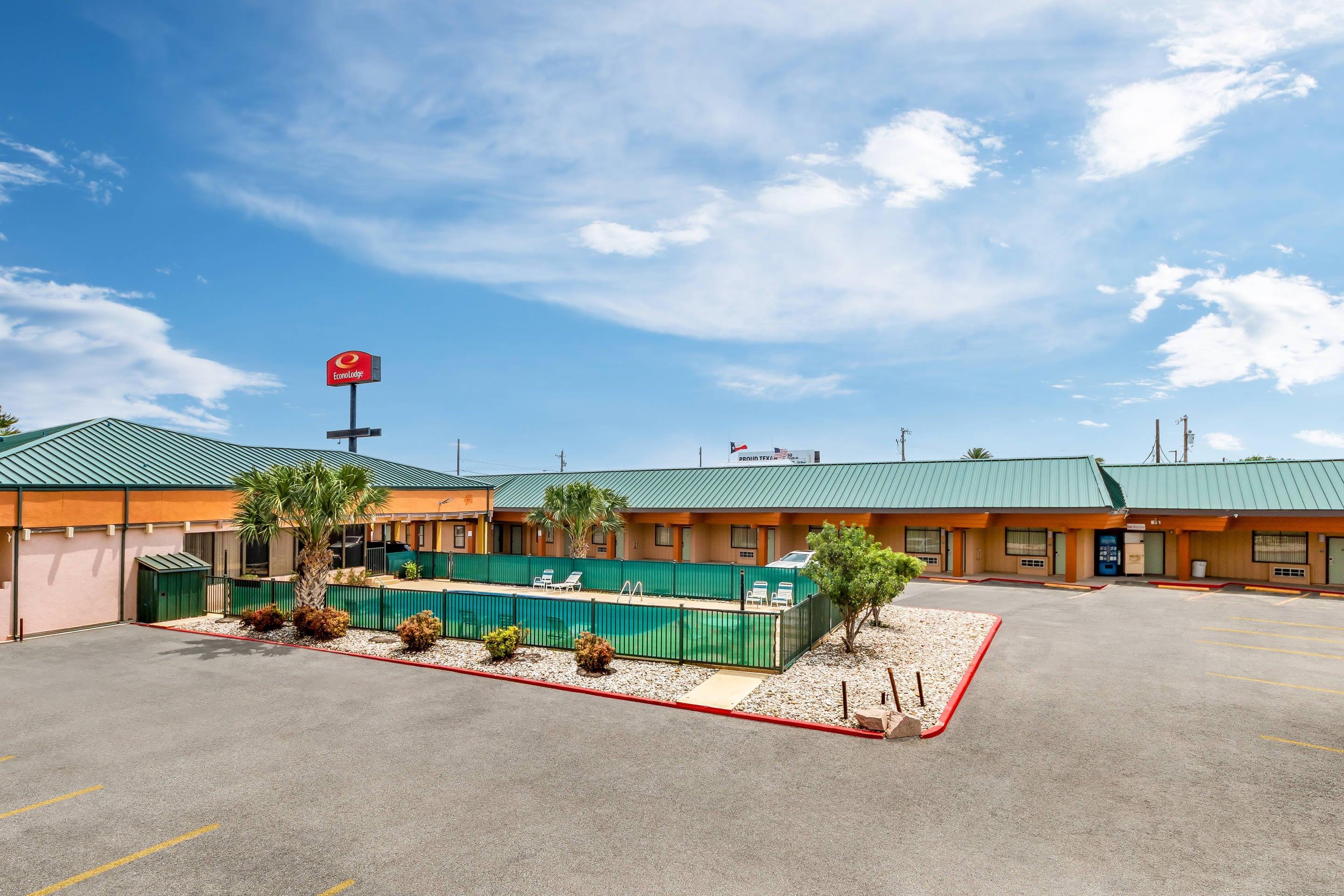 Hotel exterior | Econo Lodge Del Rio