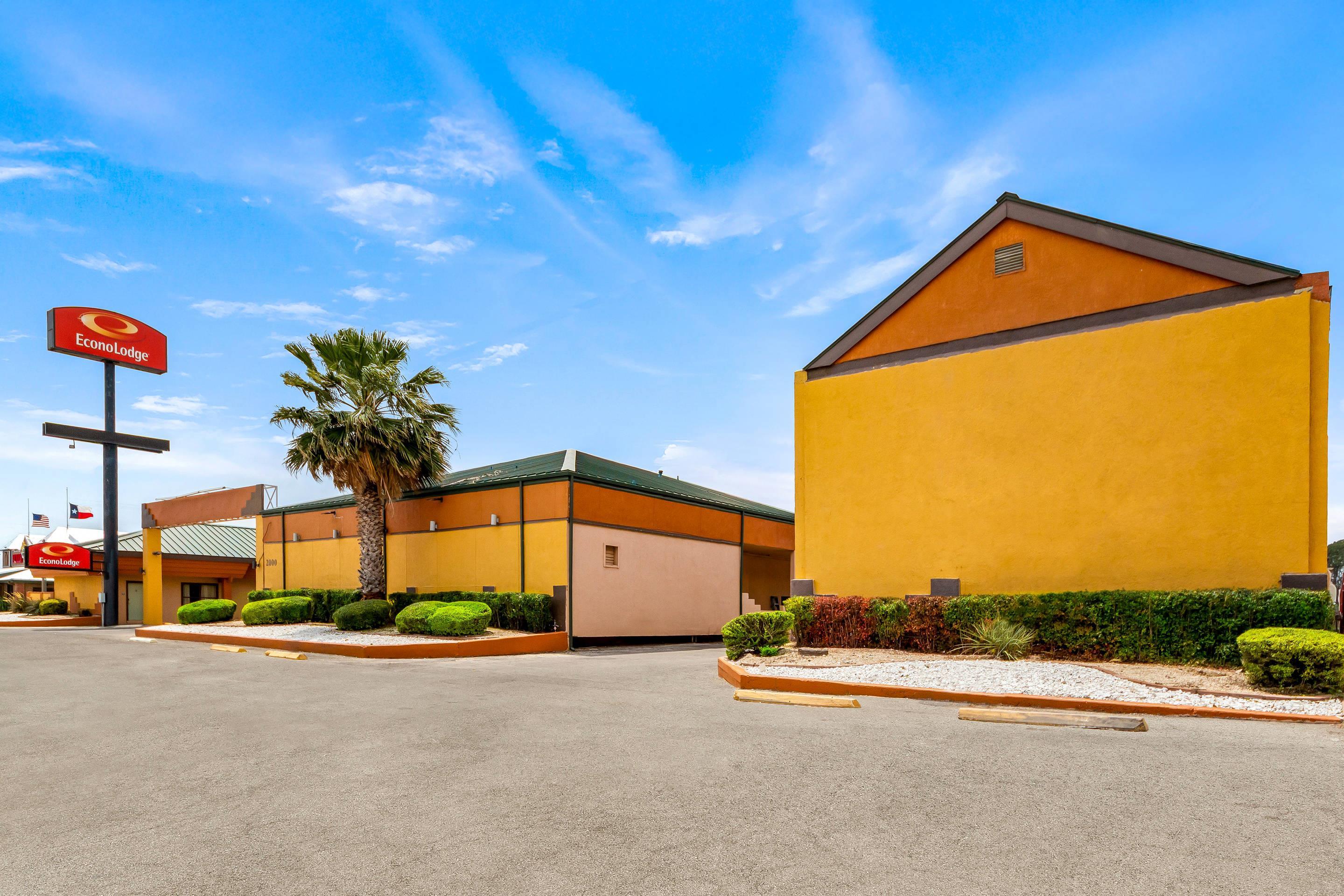 Hotel exterior | Econo Lodge Del Rio