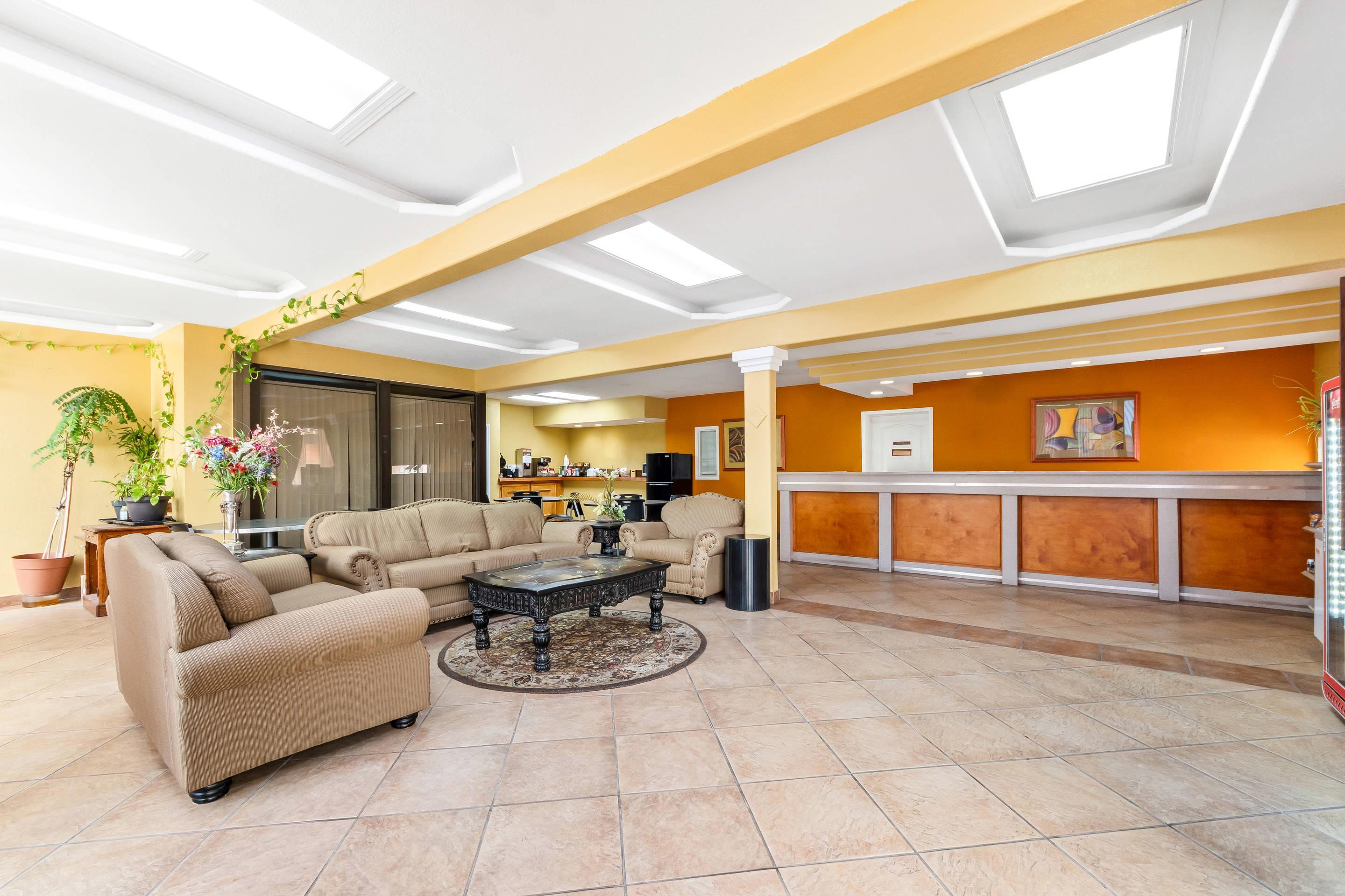 Hotel lobby | Econo Lodge Del Rio