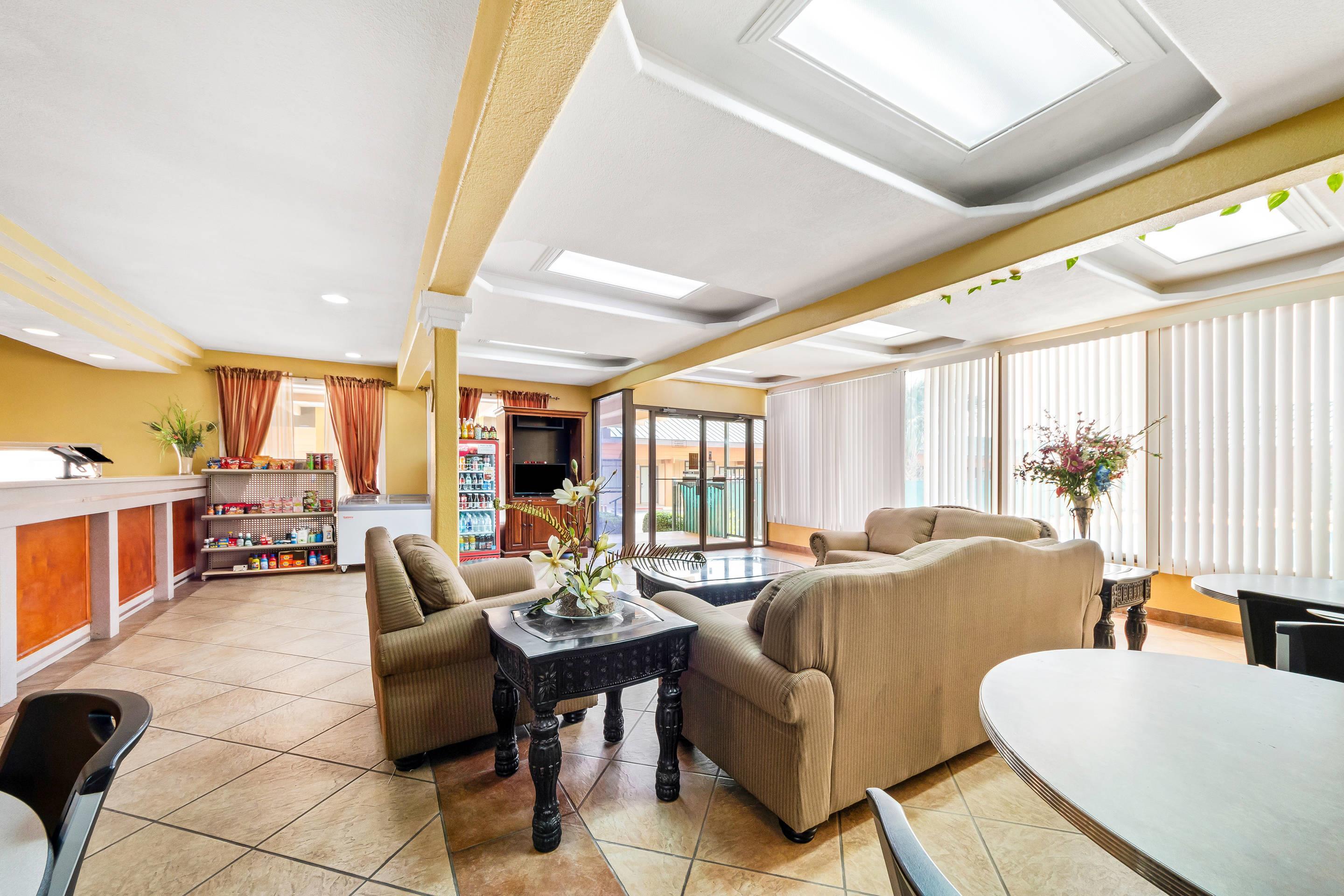 Hotel lobby | Econo Lodge Del Rio