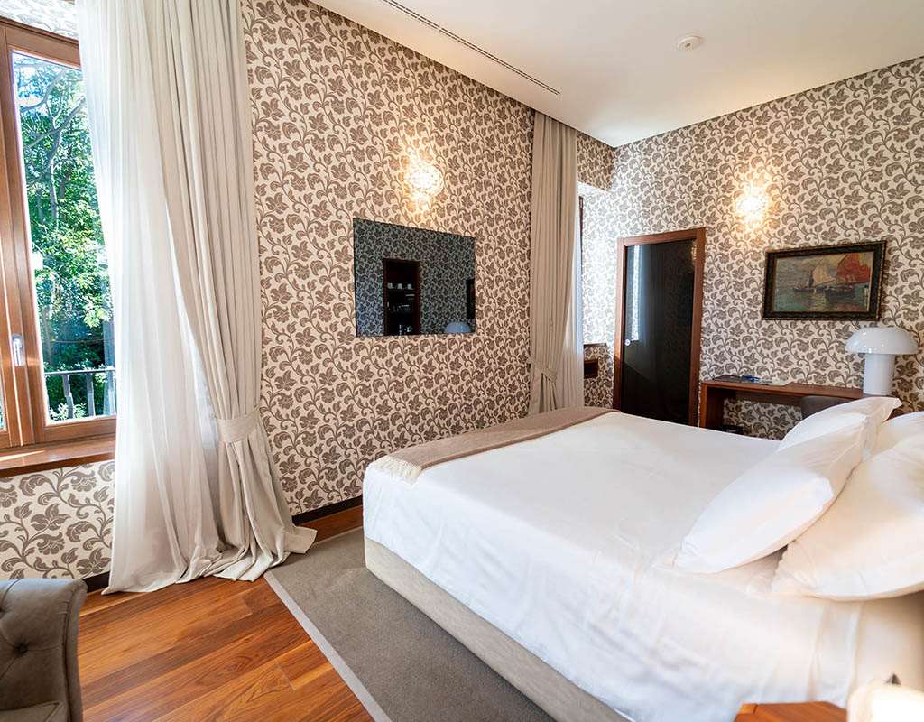 VILLA LARIO RESORT MANDELLO-guestroom-Guest Room,On-Site.jpg