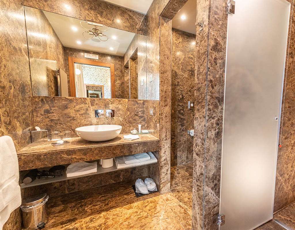 VILLA LARIO RESORT MANDELLO-guestroom-Guest Room,Bathroom,On-Site.jpg