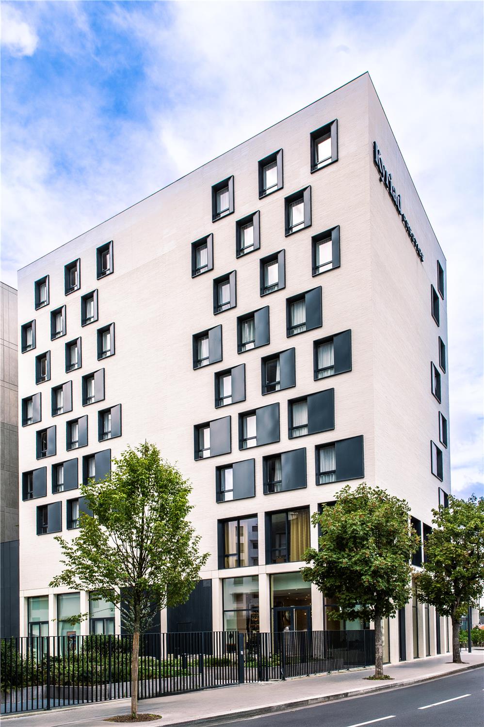 HOTEL KYRIAD PRESTIGE ASNIERES SUR SEINE - null