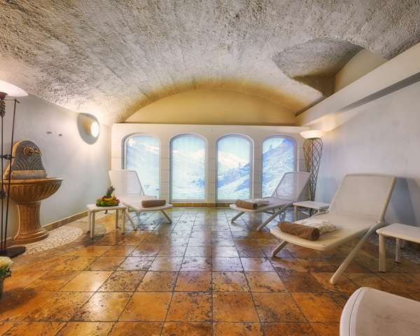 HOTEL FLUELA DAVOS  PART OF HYATT - Photo 15