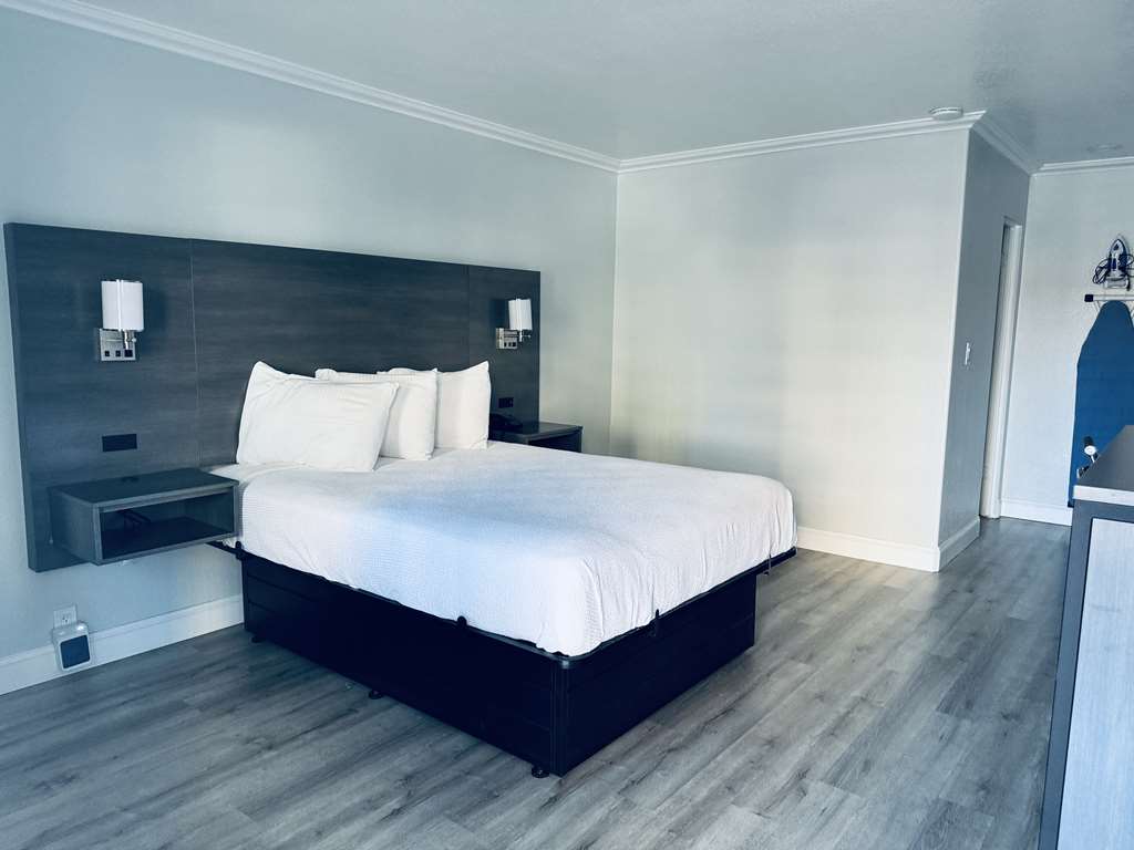 SureStay by Best Western Fresno Central-guestroom-Guest Room,On-Site.jpg
