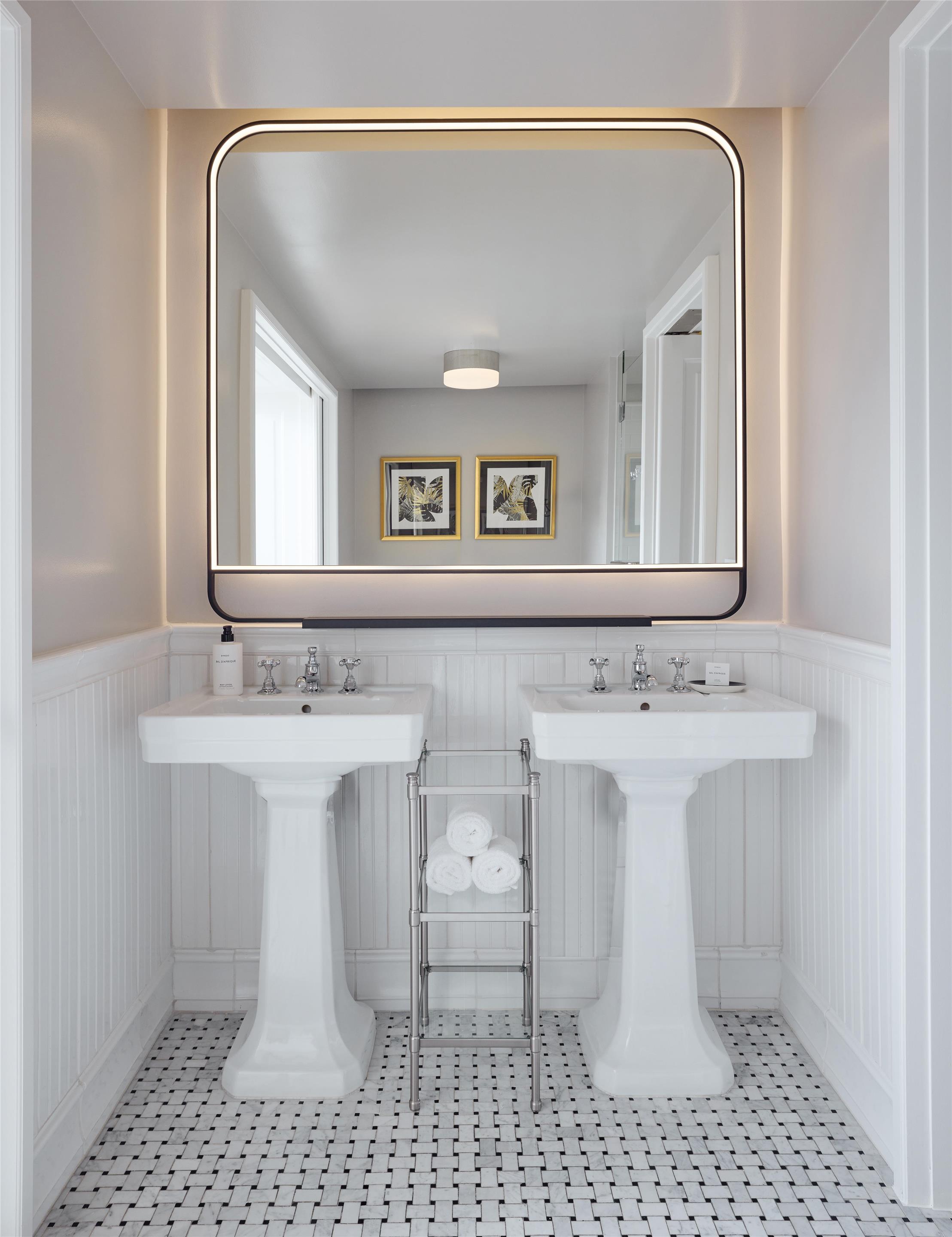 Guest room bath