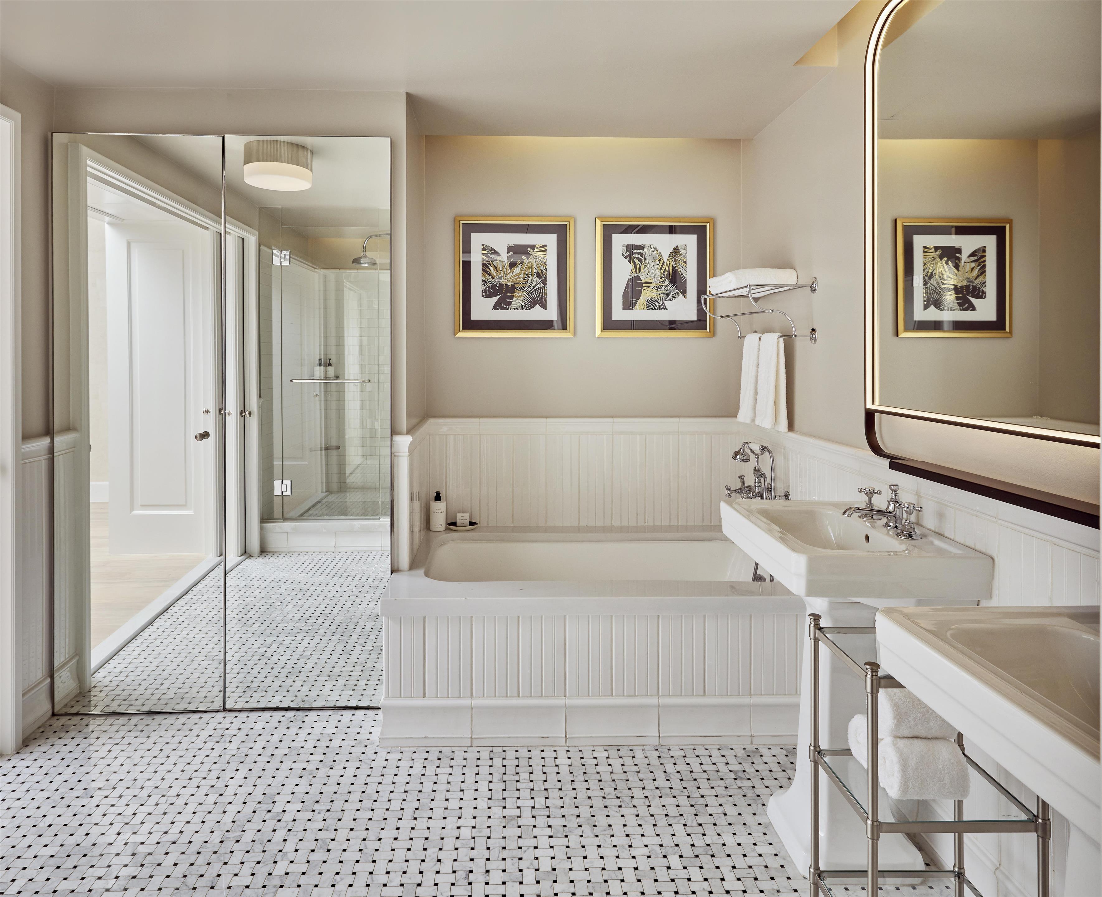 Guest room bath