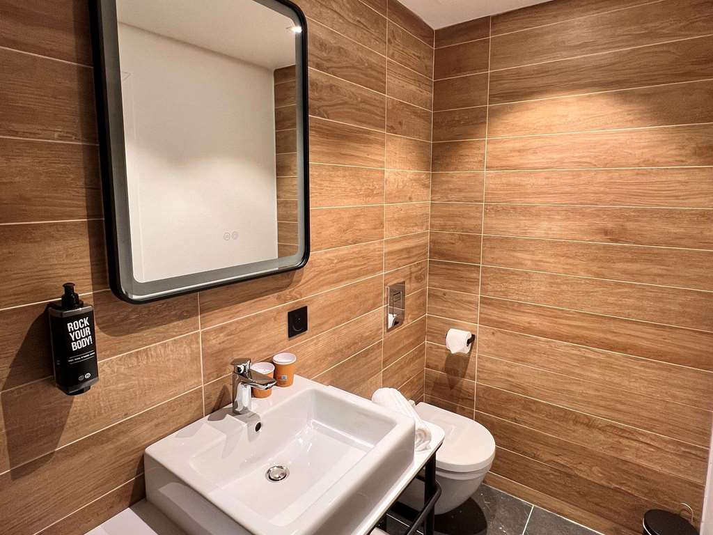 Ibis Rouen Centre Rive Droite Pasteur-guestroom-Guest Room,Bathroom,On-Site.jpg