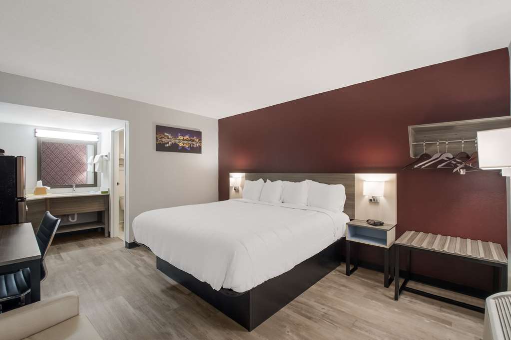 SUBURBAN STUDIOS CLEVELAND CENTRAL-guestroom-Guest Room,On-Site.jpg