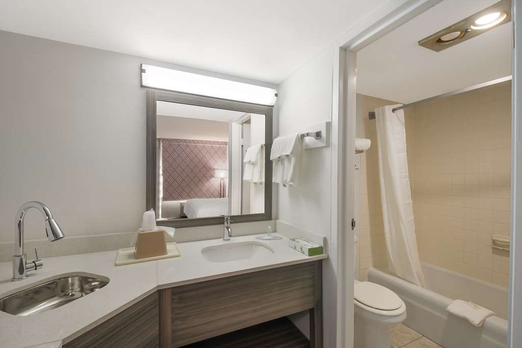 SUBURBAN STUDIOS CLEVELAND CENTRAL-guestroom-Guest Room,Bathroom,On-Site.jpg