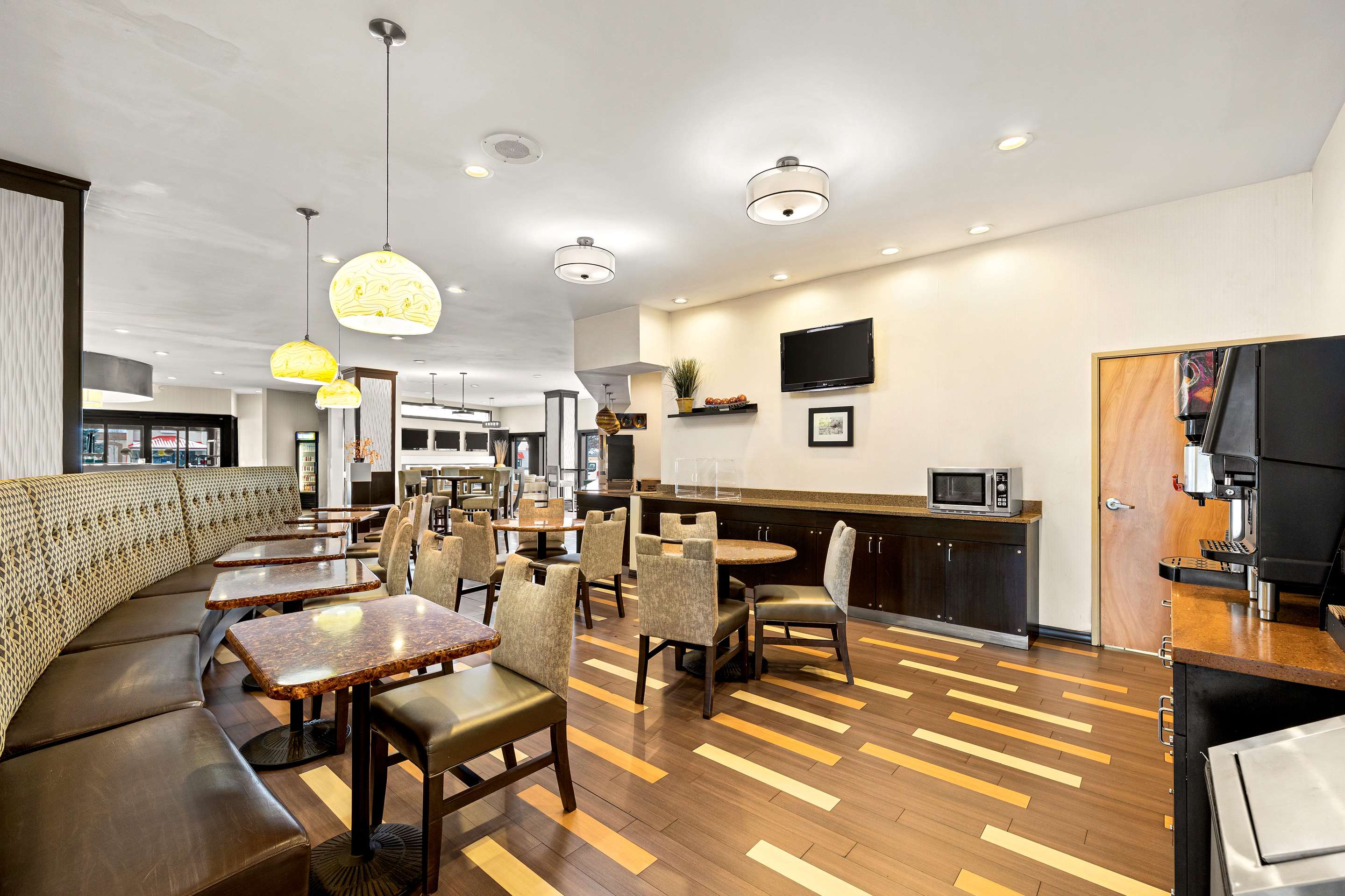 IN Breakfast Area