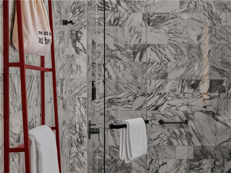 MEDIUM, 2 Single Beds