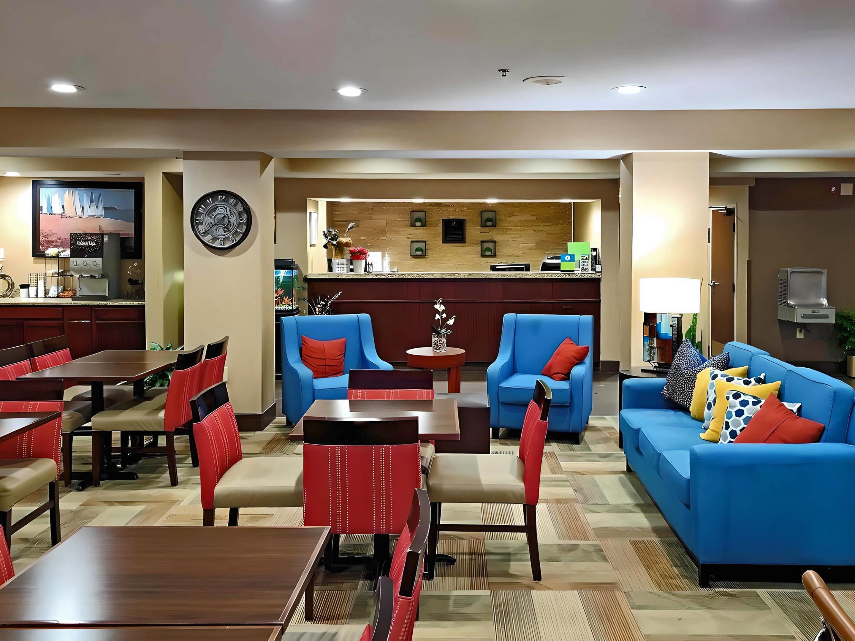 Hotel lobby | Comfort Inn, Erie - Near Presque Isle