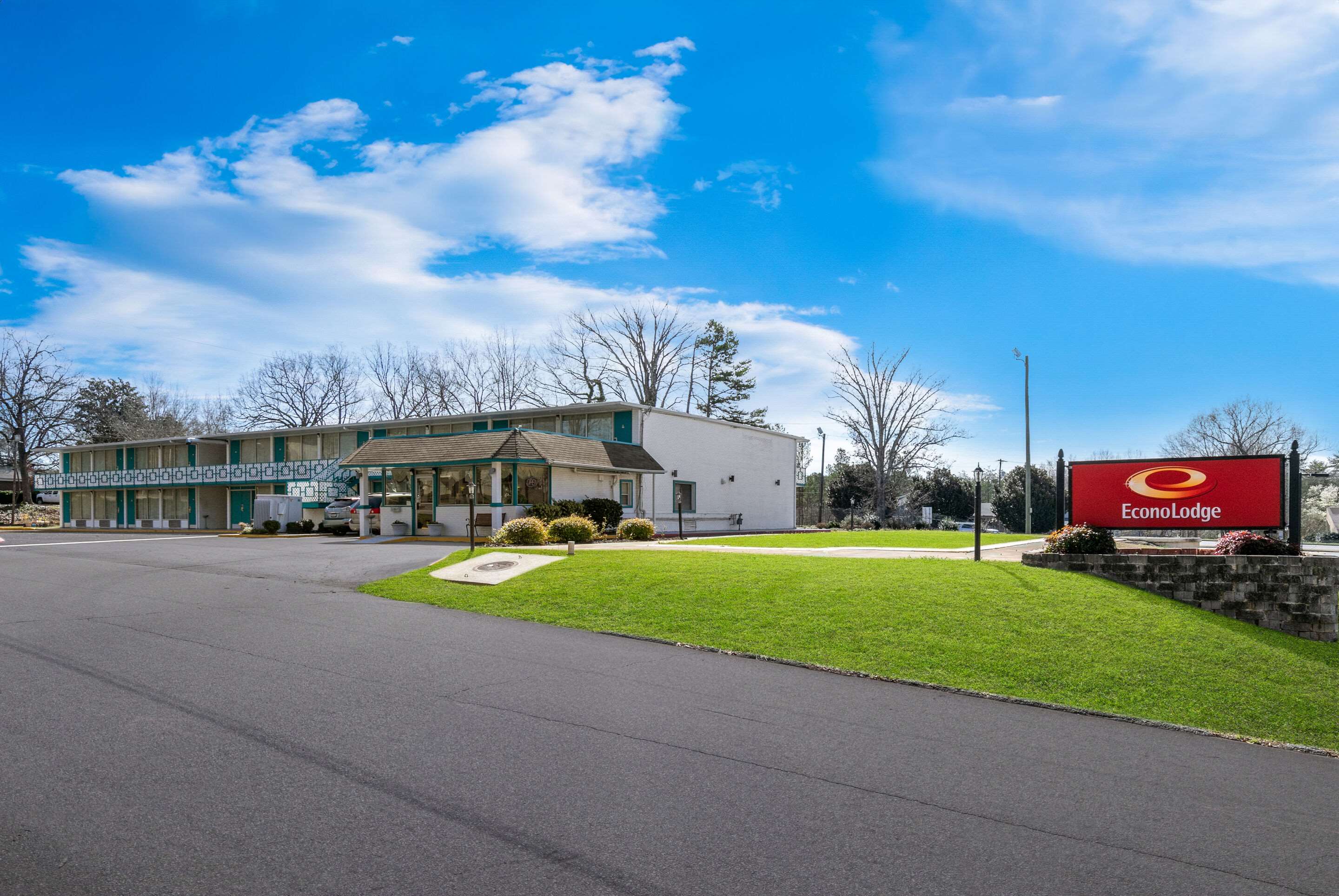 Hotel exterior | Econo Lodge