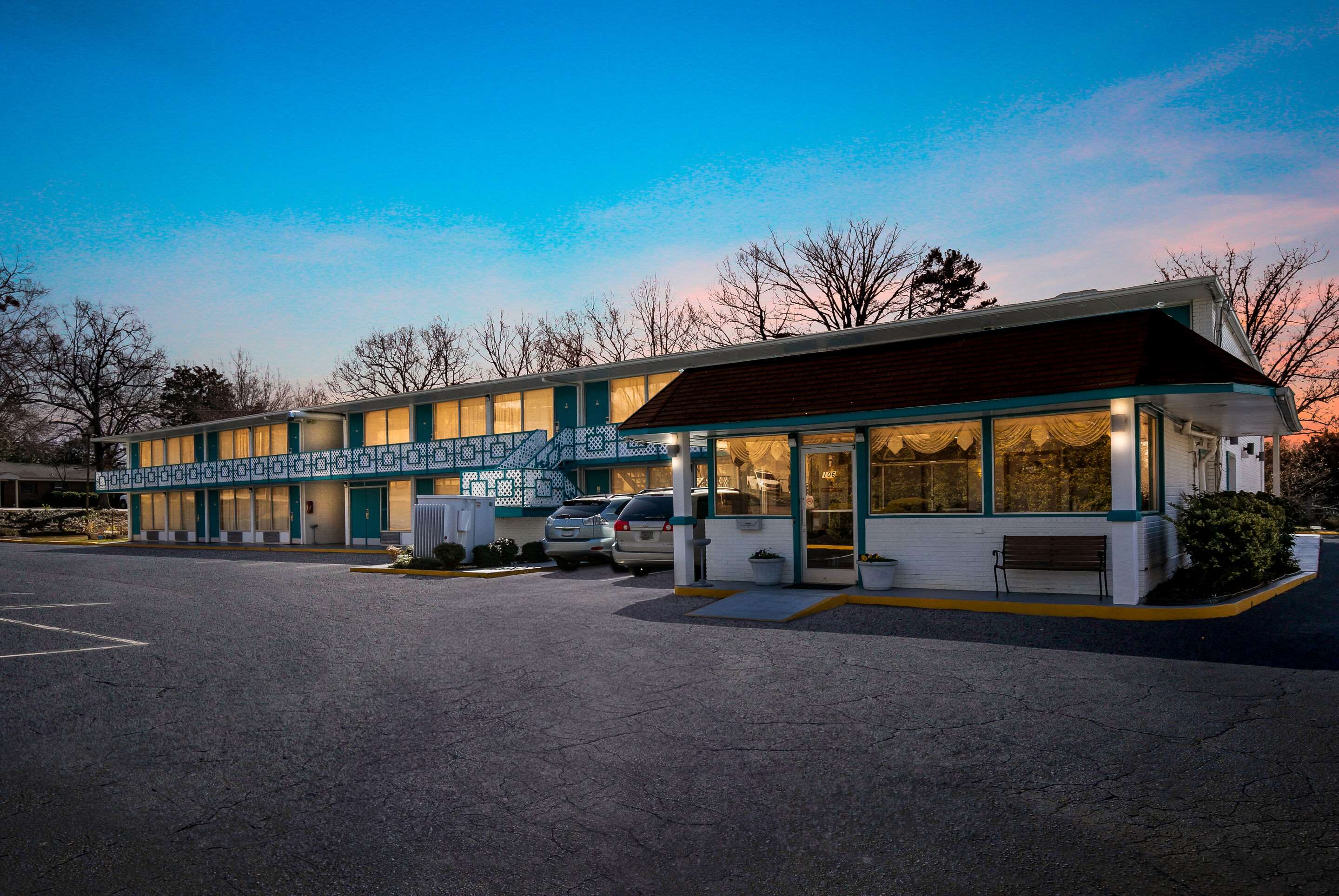 Hotel exterior | Econo Lodge