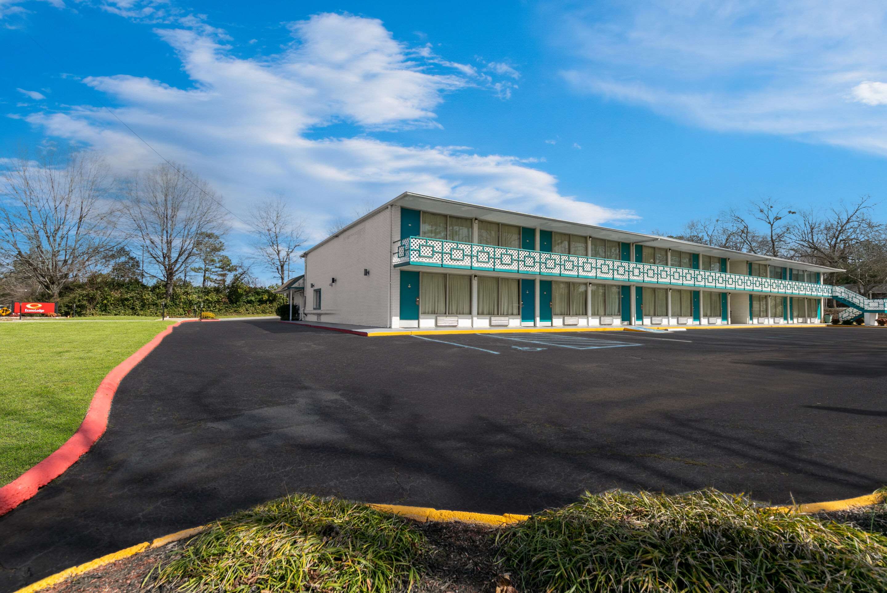 Hotel exterior | Econo Lodge