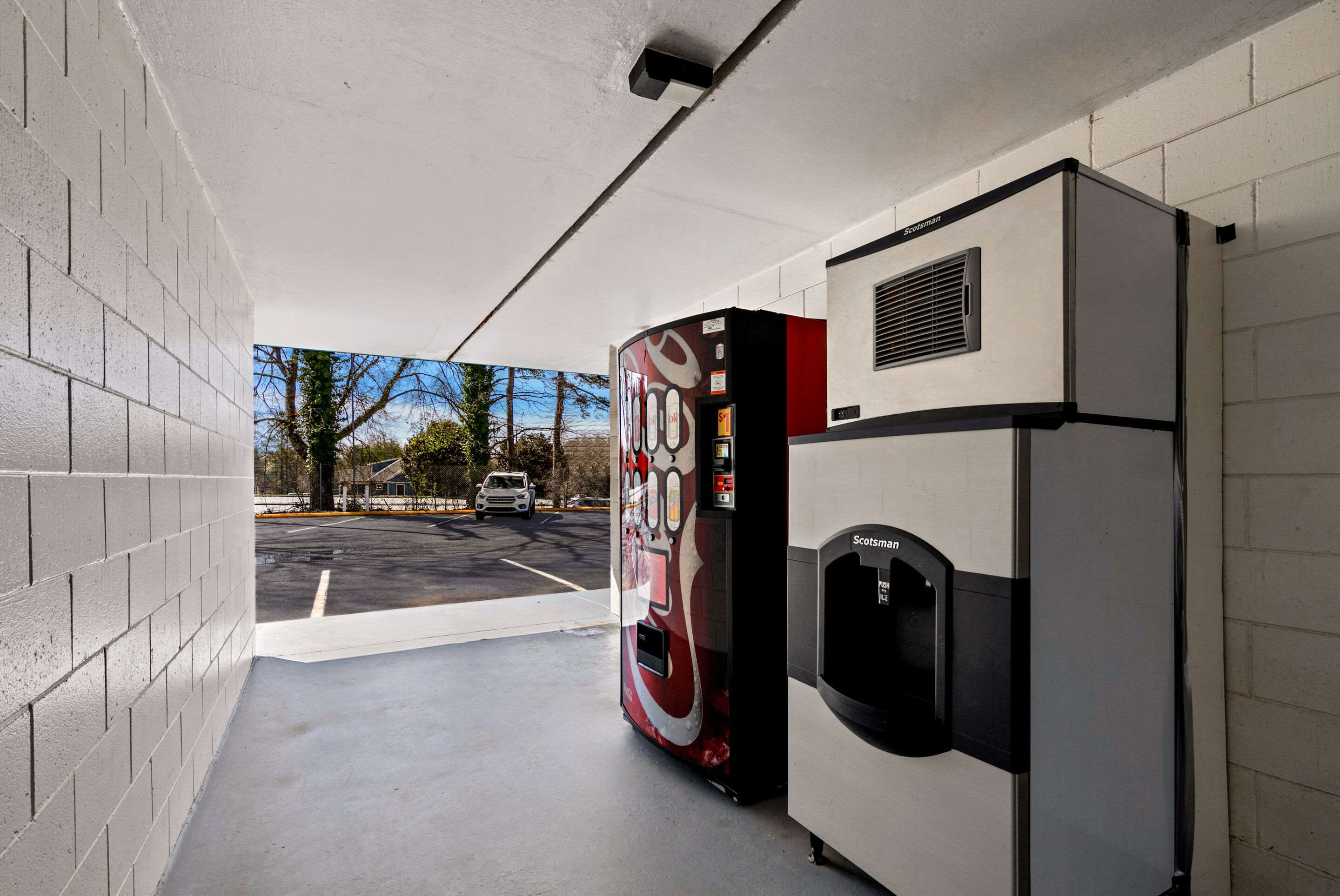 Hotel vending area | Econo Lodge