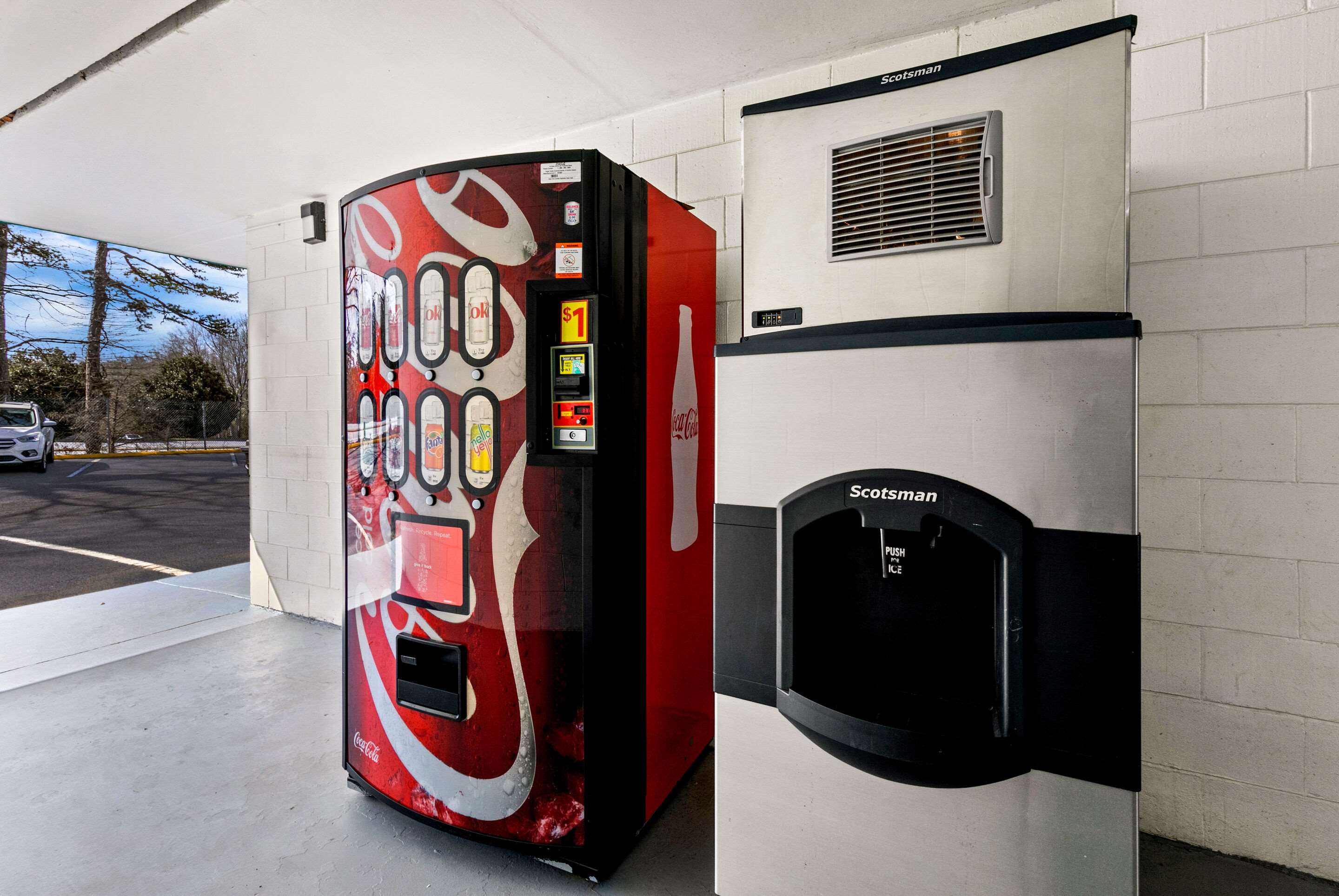 Hotel vending area | Econo Lodge