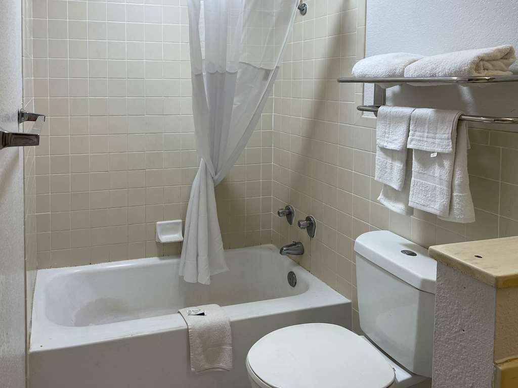MOTEL 6 OPELIKA AL-guestroom-Guest Room,Bathroom,On-Site.jpg