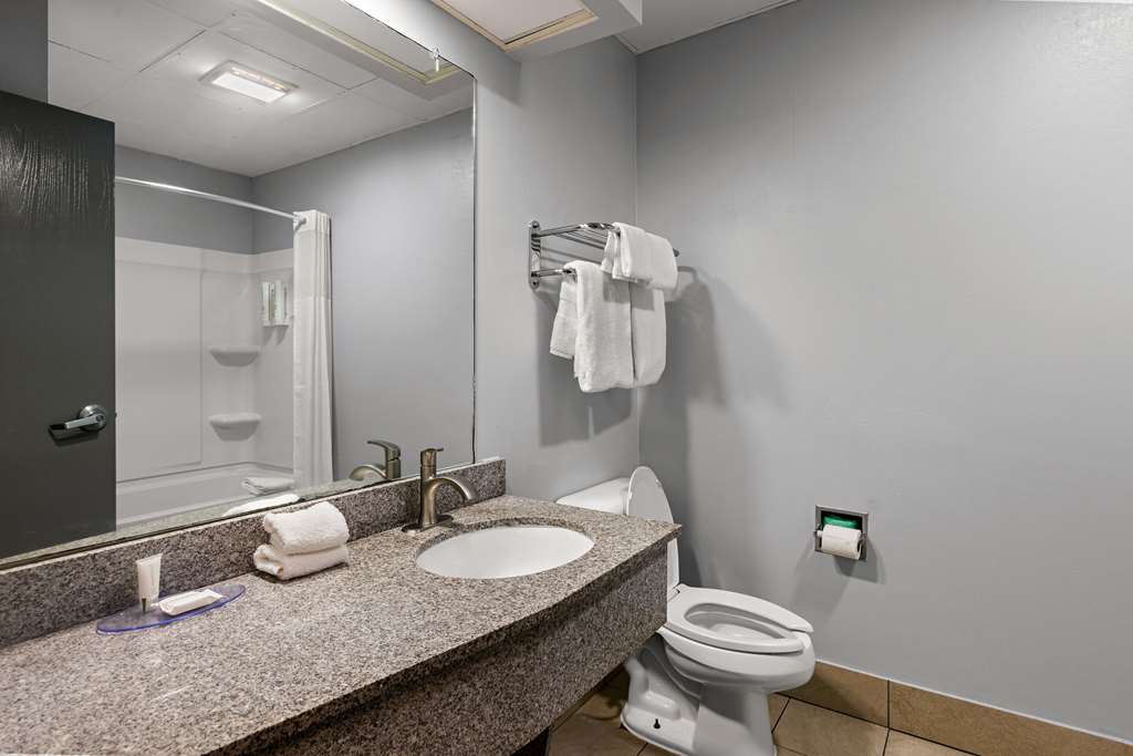 CLARION POINTE HINESVILLE NEAR FORT-guestroom-Guest Room,Bathroom,On-Site.jpg
