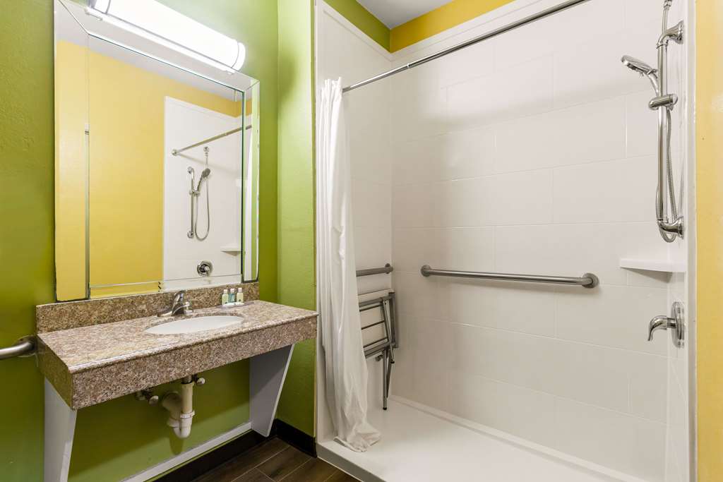 QUALITY INN BAY CITY TX-guestroom-Guest Room,Bathroom,On-Site.jpg