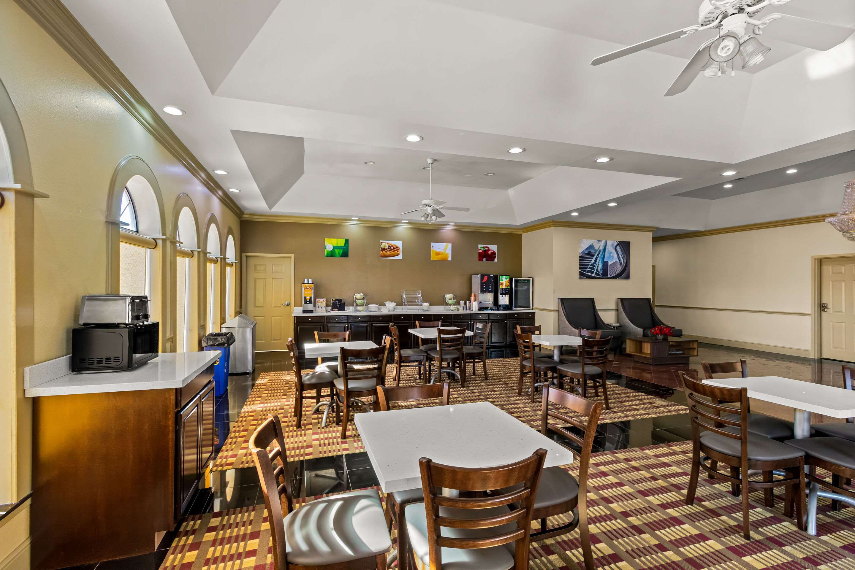 Breakfast area | Quality Inn Bay City TX