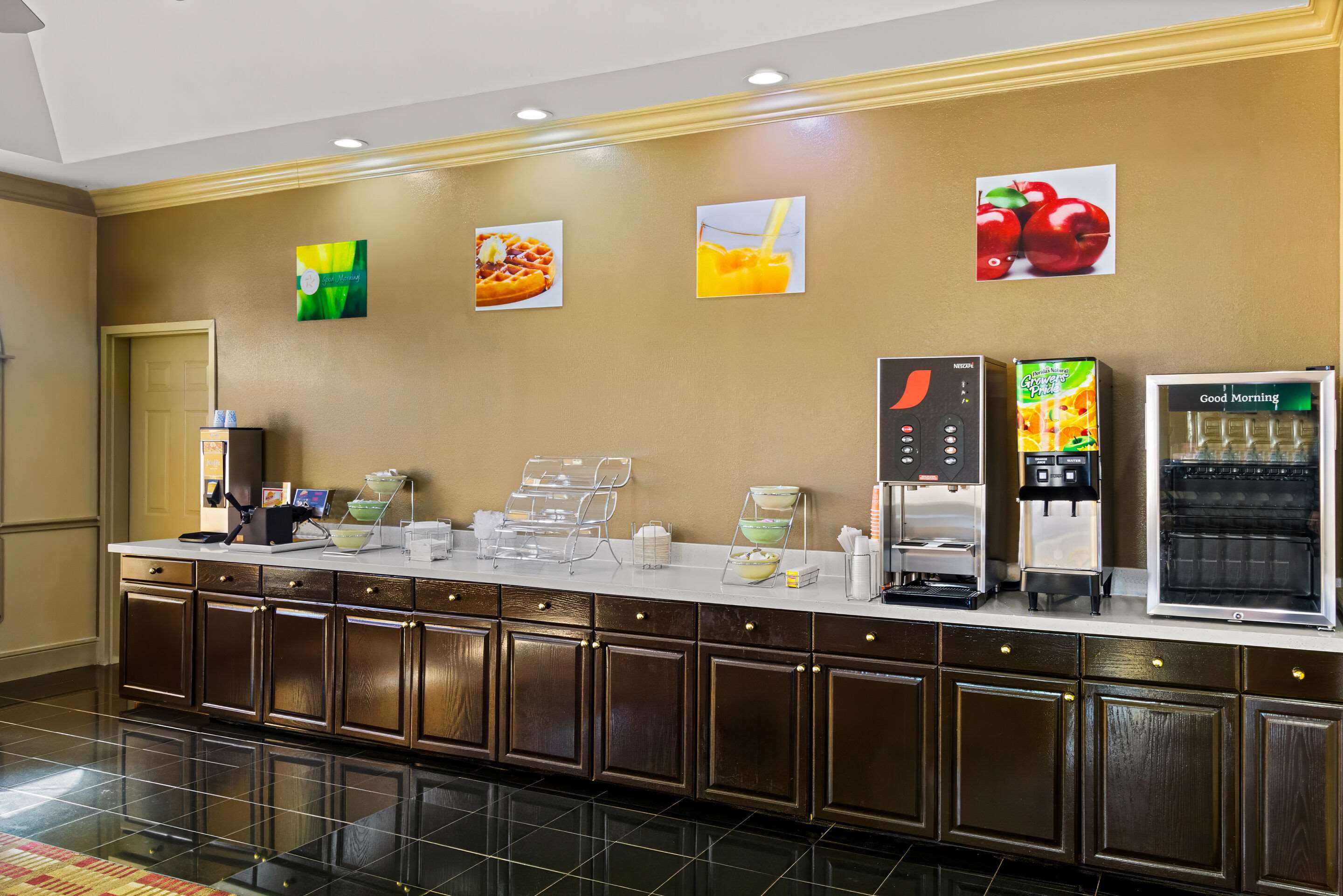 Breakfast area | Quality Inn Bay City TX