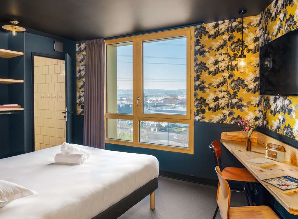 EKLO HOTEL LYON-guestroom-Guest Room,On-Site.jpg