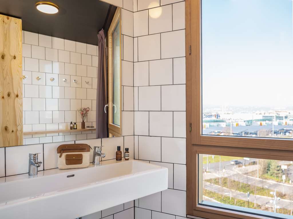 EKLO HOTEL LYON-guestroom-Guest Room,Bathroom,On-Site.jpg