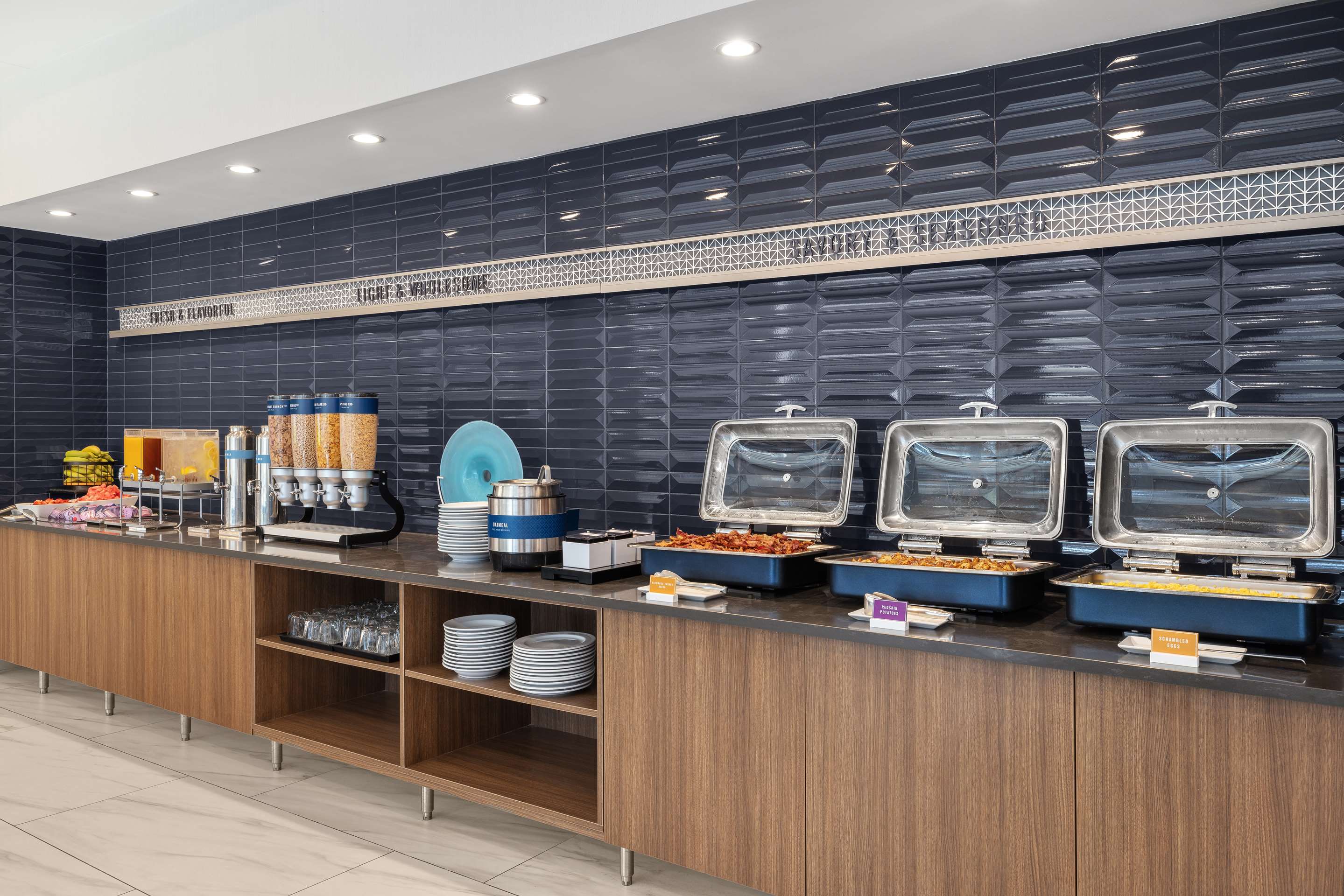 Breakfast Area | Hampton Inn & Suites Downers Grove Chicago