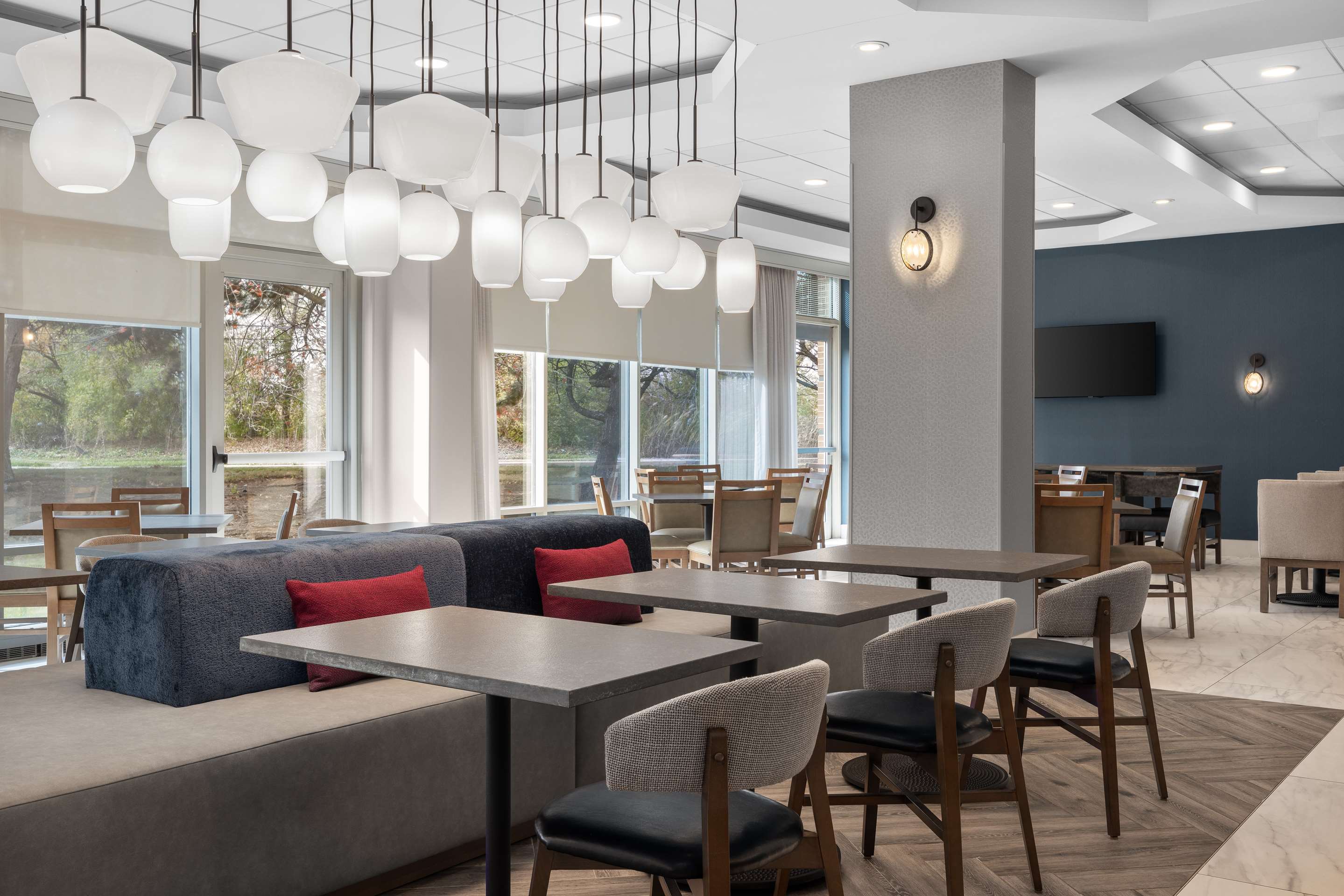 Breakfast Area | Hampton Inn & Suites Downers Grove Chicago