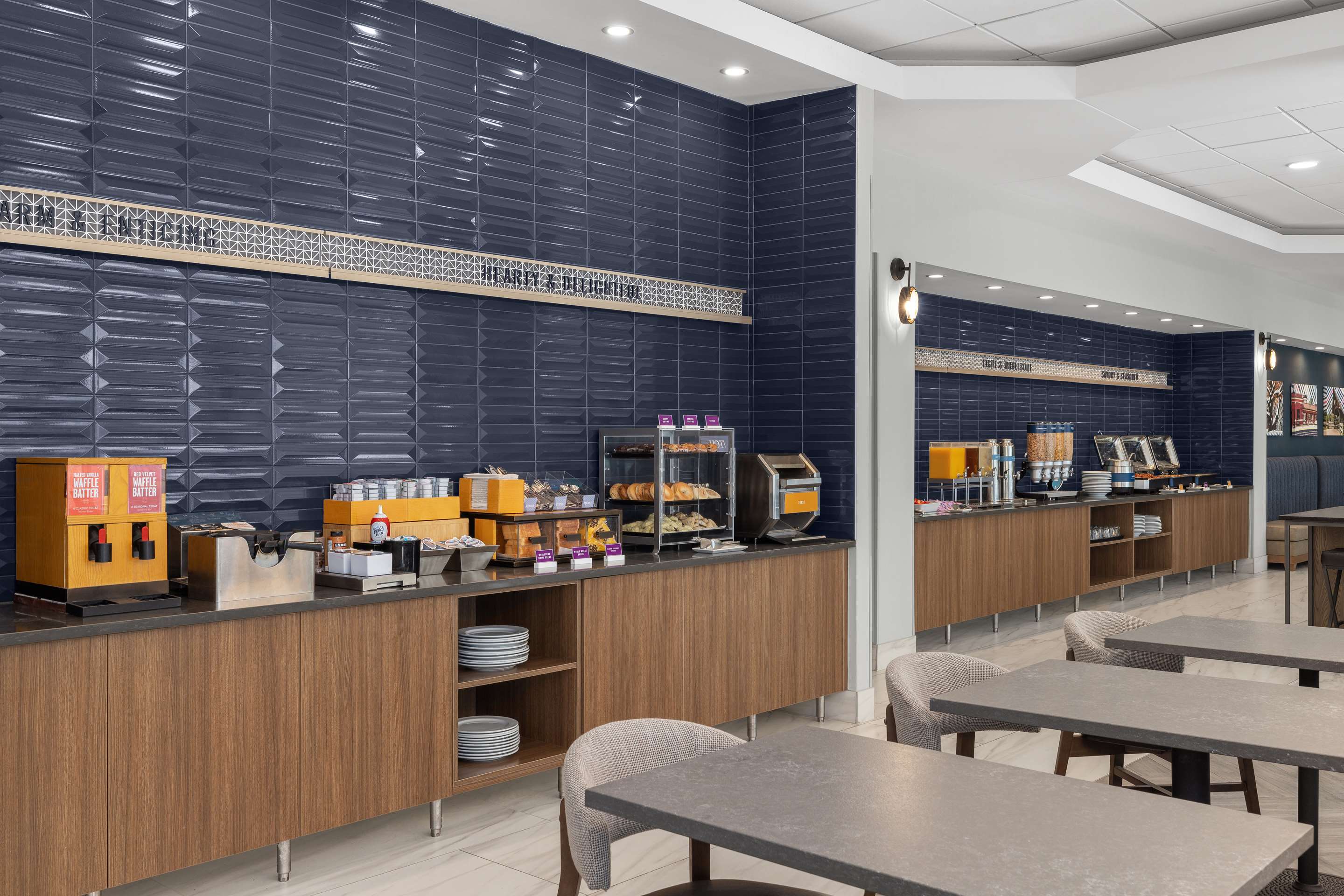 Breakfast Area | Hampton Inn & Suites Downers Grove Chicago