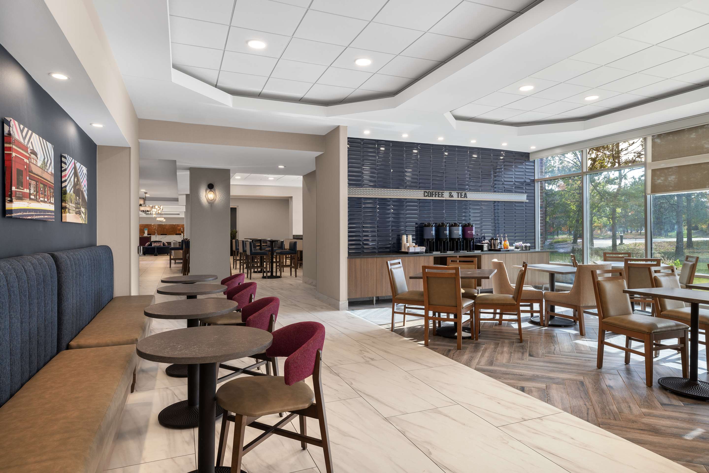Breakfast Area | Hampton Inn & Suites Downers Grove Chicago
