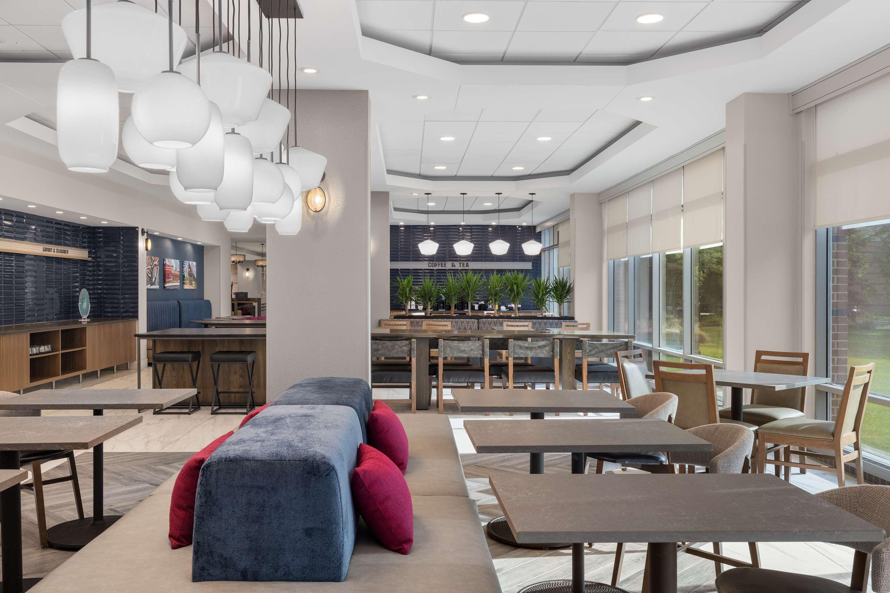 Breakfast Area | Hampton Inn & Suites Downers Grove Chicago