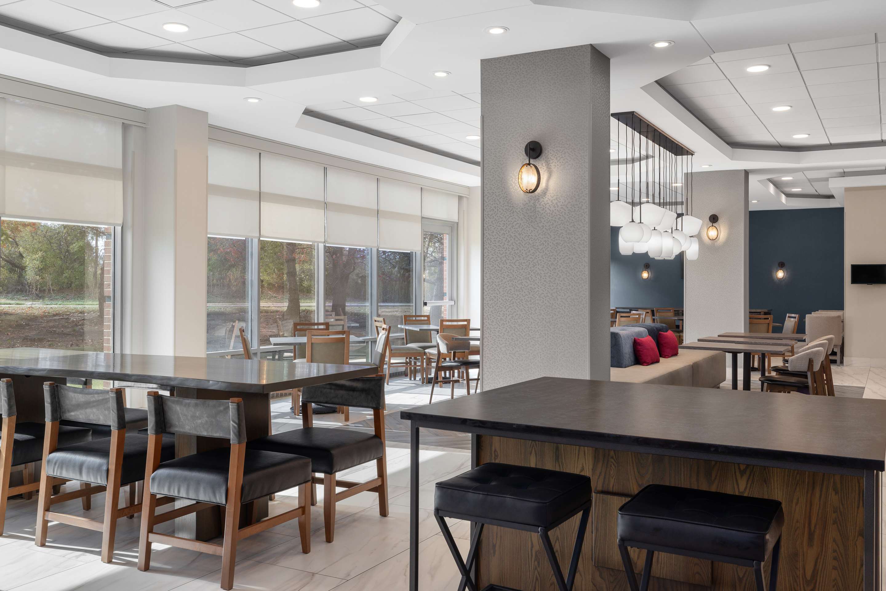Breakfast Area | Hampton Inn & Suites Downers Grove Chicago