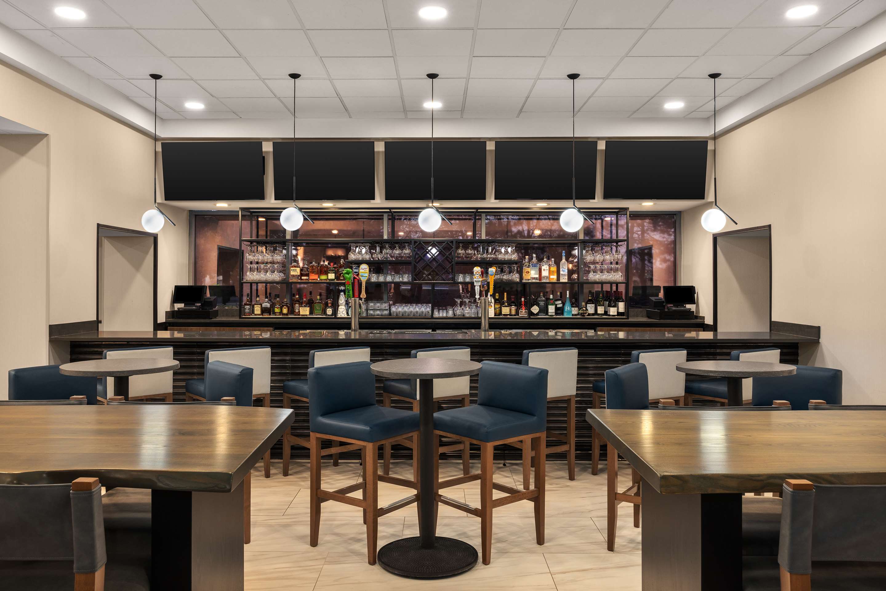 BarLounge | Hampton Inn & Suites Downers Grove Chicago