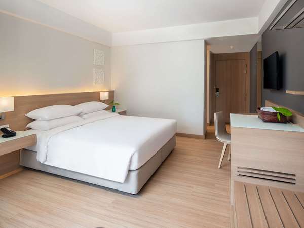 SUPERIOR ROOM, 1 king size bed, Balcony, Pool view