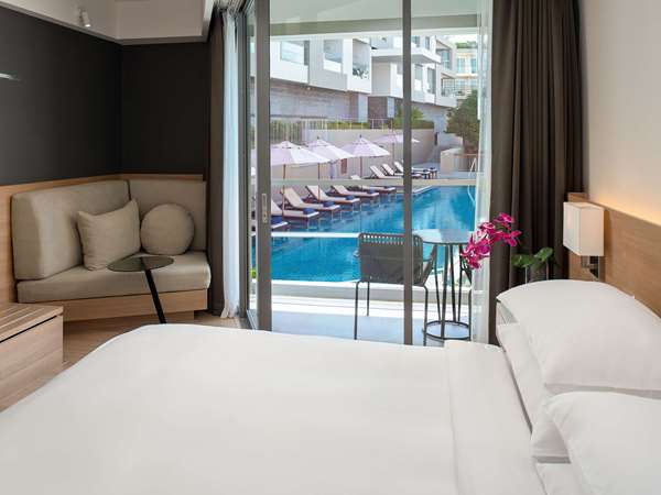 SUPERIOR ROOM, 1 king size bed, Balcony, Pool view