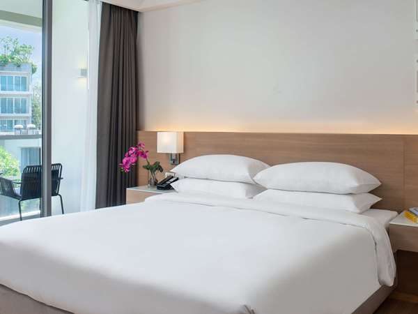 SUPERIOR ROOM, 1 king size bed, Balcony, Pool view