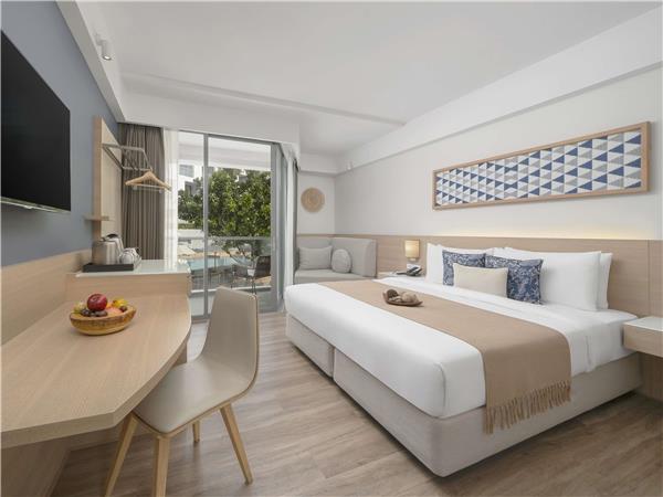 SUPERIOR ROOM, 1 king size bed, Balcony, Pool view
