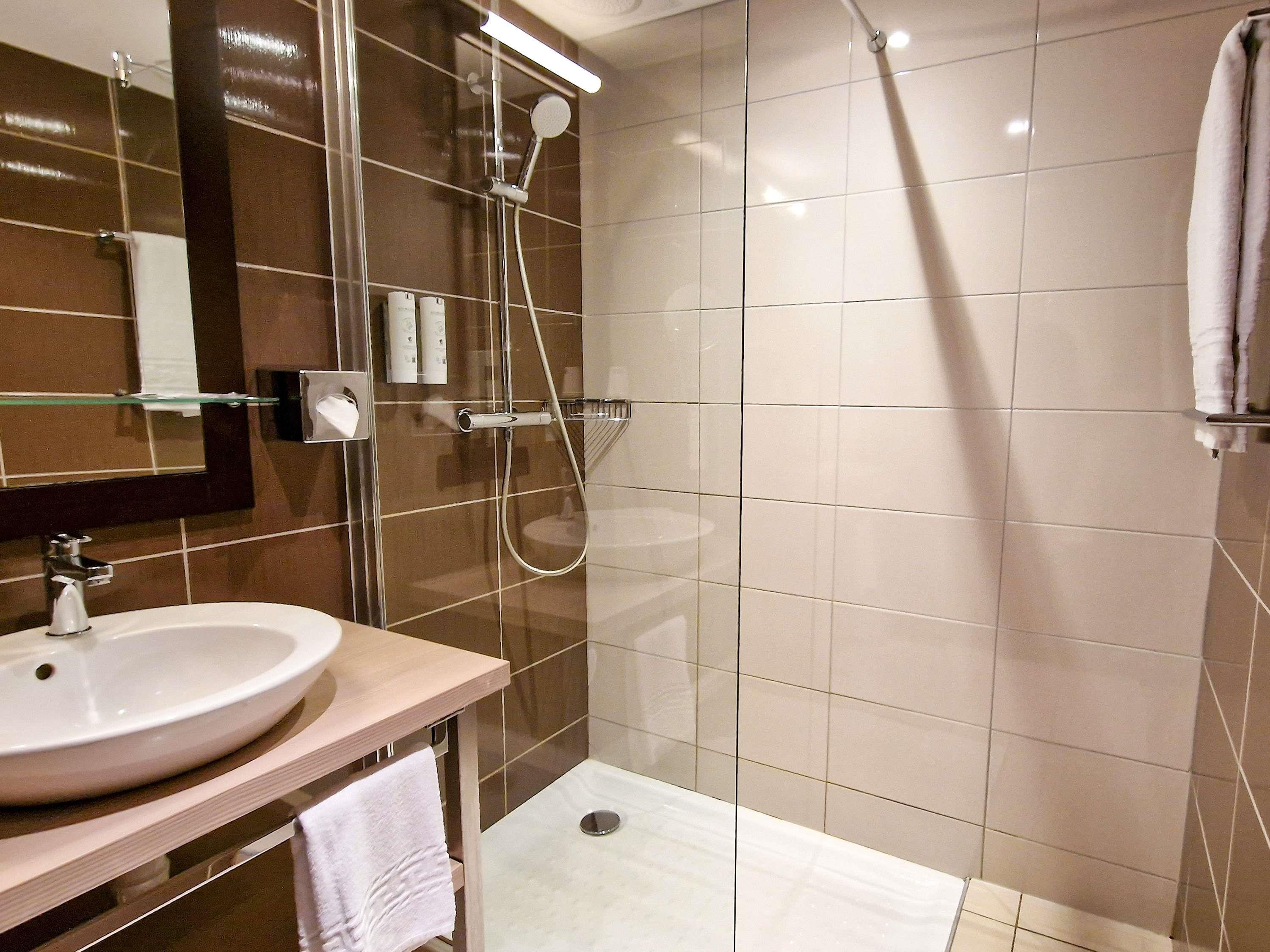 Kyriad Prestige Dijon Nord Valmy Room Type - Standard room - 2 single beds