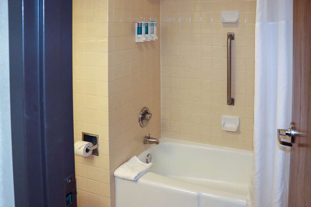 MUSTANG INN-guestroom-Guest Room,Bathroom,On-Site.jpg