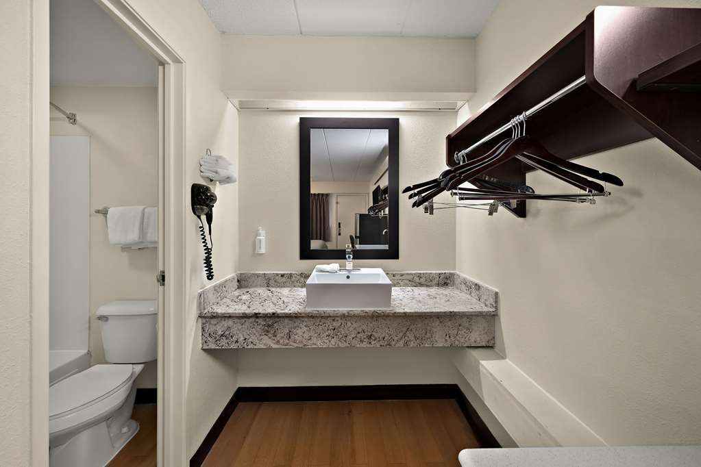 SUBURBAN STUDIOS PEORIA-guestroom-Guest Room,Bathroom,On-Site.jpg